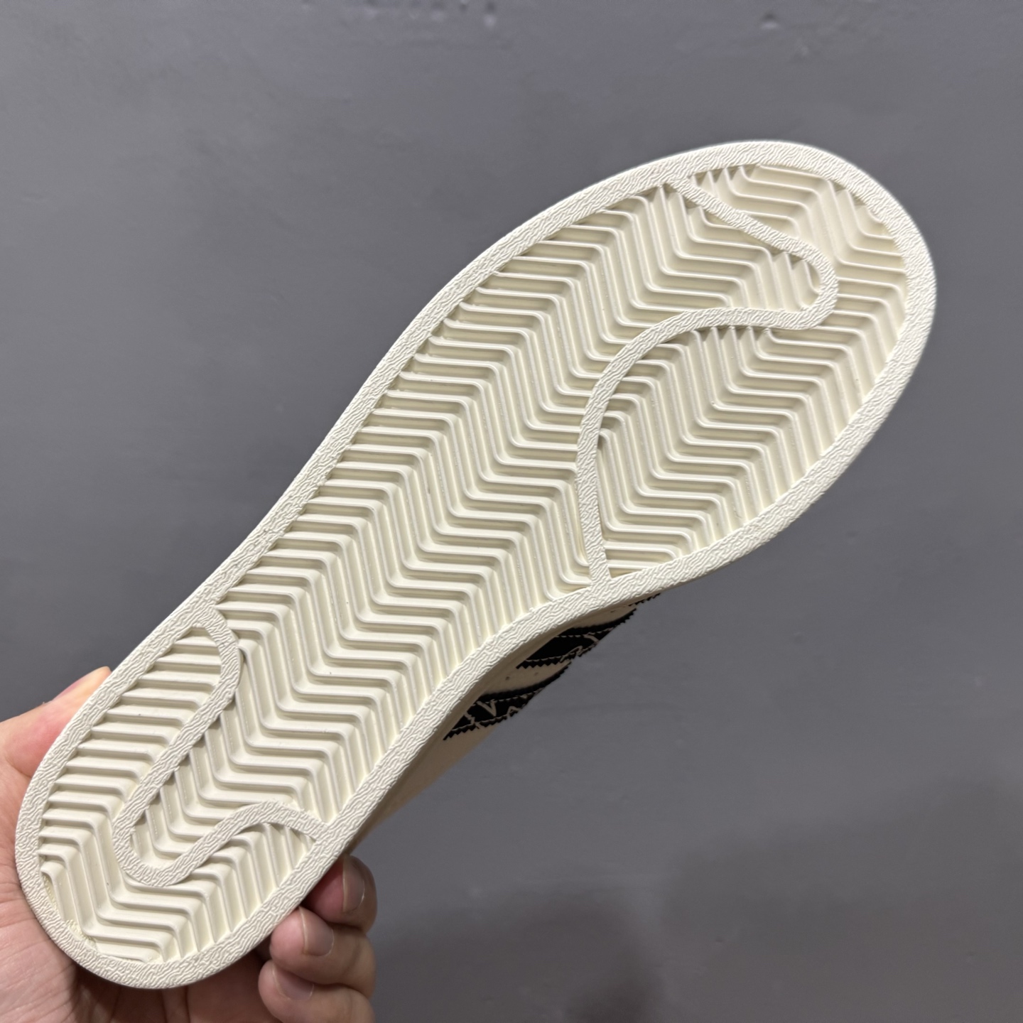 #纯原 CL x AD Originals Supertar#贝壳头斯图西黑8联名限定 贴合柔软皮料黑白配色 AD8015-High Quatity Cheap Brand wholesale wholesaler seller Clothes Bags handbags Sneakers Top Fashion Clothing Shoes from China Factory Chinese suppliers best Quality Beautiful Price #纯原 CL x AD Originals Supertar#贝壳头斯图西黑8联名限定 贴合柔软皮料黑白配色 AD8015