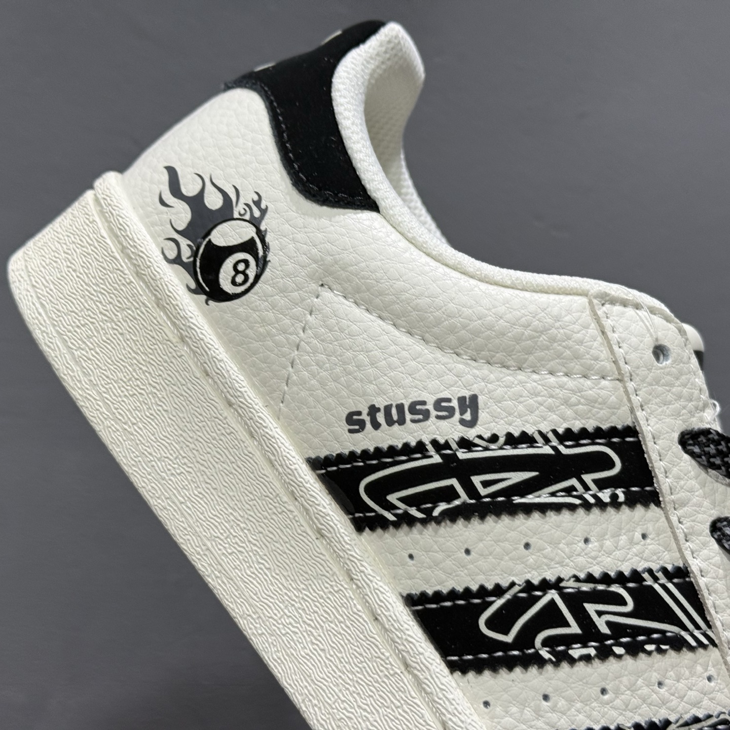 #纯原 CL x AD Originals Supertar#贝壳头斯图西黑8联名限定 贴合柔软皮料黑白配色 AD8015-High Quatity Cheap Brand wholesale wholesaler seller Clothes Bags handbags Sneakers Top Fashion Clothing Shoes from China Factory Chinese suppliers best Quality Beautiful Price #纯原 CL x AD Originals Supertar#贝壳头斯图西黑8联名限定 贴合柔软皮料黑白配色 AD8015