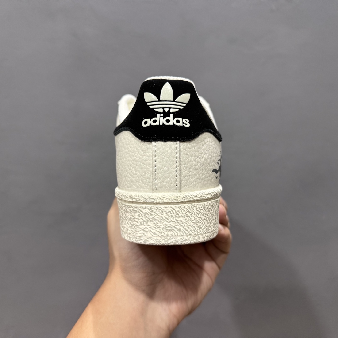 #纯原 CL x AD Originals Supertar#贝壳头斯图西黑8联名限定 贴合柔软皮料黑白配色 AD8015-High Quatity Cheap Brand wholesale wholesaler seller Clothes Bags handbags Sneakers Top Fashion Clothing Shoes from China Factory Chinese suppliers best Quality Beautiful Price #纯原 CL x AD Originals Supertar#贝壳头斯图西黑8联名限定 贴合柔软皮料黑白配色 AD8015