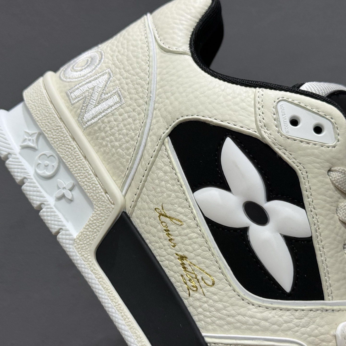 东莞纯原 市售顶级版本 驴家LV Trainer 牛仔墨绿压花 原版完美楦型 东莞大厂出产 品控胜过市面百分之95 原版正确TPU大底 标准原版大底克重152k 独家底磨 实物到手质感重量完全区别与市面版本。 开发费5w+ 质感媲美原版 密集度超高 区别于同行色泽质感 意大利进口头层一刀切小牛皮 皮料厚实度韧性高于市面 原版垫脚聚米微料加透气英伦网布 都是按正品一比一打造开发 不偷半点料 不掺半点假 细节原版一致 可对比 全包套原版包装配件 目前市面一梯队级别 市场太杂请注意混卖版本 可区别材料 版型 质感 包装配件 一切肉眼可见的细节。 尺码男女款 35 36 37 38 39 40 41 42 43 44 45 46-High Quatity Cheap Brand wholesale wholesaler seller Clothes Bags handbags Sneakers Top Fashion Clothing Shoes from China Factory Chinese suppliers best Quality Beautiful Price 东莞纯原 市售顶级版本 驴家LV Trainer 牛仔墨绿压花 原版完美楦型 东莞大厂出产 品控胜过市面百分之95 原版正确TPU大底 标准原版大底克重152k 独家底磨 实物到手质感重量完全区别与市面版本。 开发费5w+ 质感媲美原版 密集度超高 区别于同行色泽质感 意大利进口头层一刀切小牛皮 皮料厚实度韧性高于市面 原版垫脚聚米微料加透气英伦网布 都是按正品一比一打造开发 不偷半点料 不掺半点假 细节原版一致 可对比 全包套原版包装配件 目前市面一梯队级别 市场太杂请注意混卖版本 可区别材料 版型 质感 包装配件 一切肉眼可见的细节。 尺码男女款 35 36 37 38 39 40 41 42 43 44 45 46