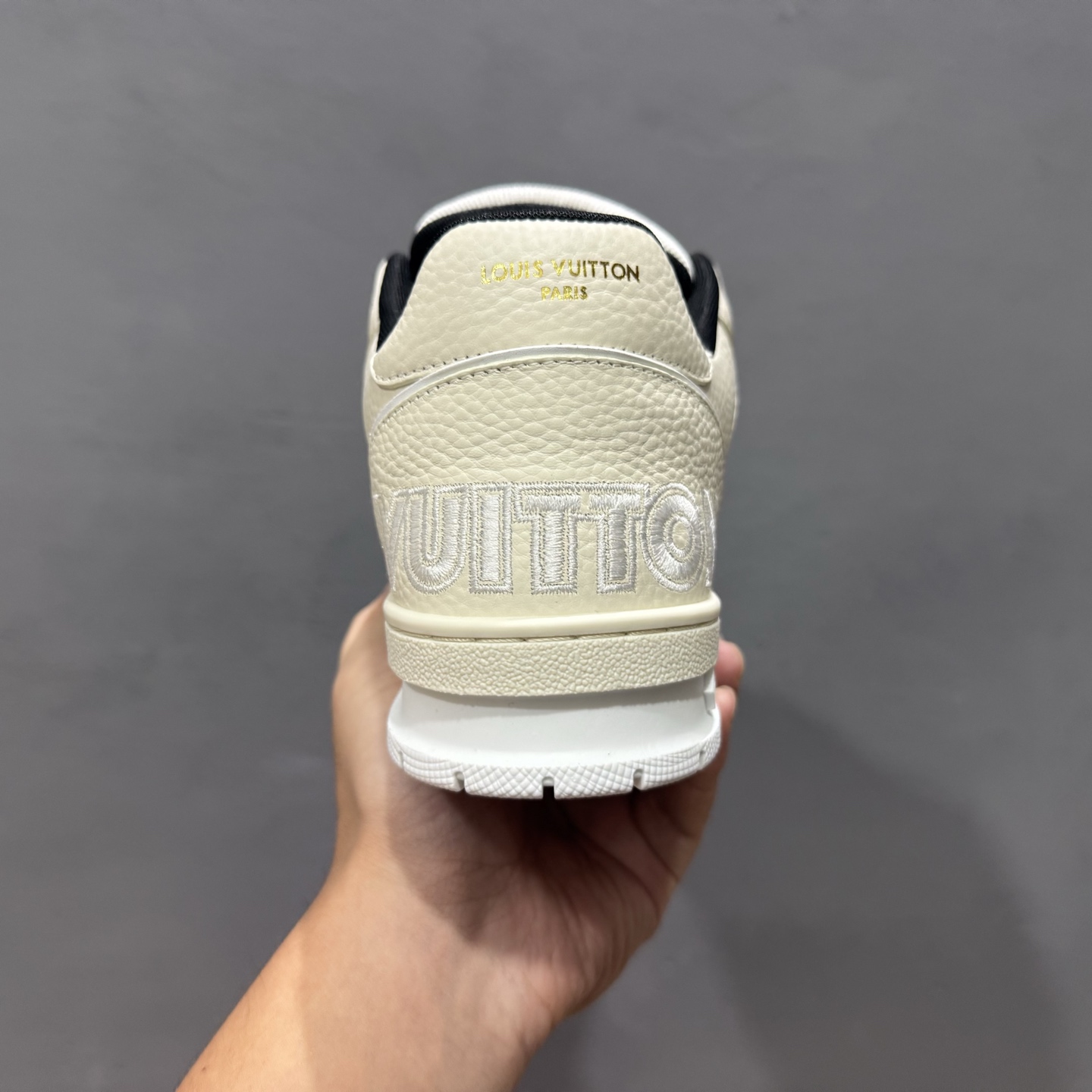 东莞纯原 市售顶级版本 驴家LV Trainer 牛仔墨绿压花 原版完美楦型 东莞大厂出产 品控胜过市面百分之95 原版正确TPU大底 标准原版大底克重152k 独家底磨 实物到手质感重量完全区别与市面版本。 开发费5w+ 质感媲美原版 密集度超高 区别于同行色泽质感 意大利进口头层一刀切小牛皮 皮料厚实度韧性高于市面 原版垫脚聚米微料加透气英伦网布 都是按正品一比一打造开发 不偷半点料 不掺半点假 细节原版一致 可对比 全包套原版包装配件 目前市面一梯队级别 市场太杂请注意混卖版本 可区别材料 版型 质感 包装配件 一切肉眼可见的细节。 尺码男女款 35 36 37 38 39 40 41 42 43 44 45 46-High Quatity Cheap Brand wholesale wholesaler seller Clothes Bags handbags Sneakers Top Fashion Clothing Shoes from China Factory Chinese suppliers best Quality Beautiful Price 东莞纯原 市售顶级版本 驴家LV Trainer 牛仔墨绿压花 原版完美楦型 东莞大厂出产 品控胜过市面百分之95 原版正确TPU大底 标准原版大底克重152k 独家底磨 实物到手质感重量完全区别与市面版本。 开发费5w+ 质感媲美原版 密集度超高 区别于同行色泽质感 意大利进口头层一刀切小牛皮 皮料厚实度韧性高于市面 原版垫脚聚米微料加透气英伦网布 都是按正品一比一打造开发 不偷半点料 不掺半点假 细节原版一致 可对比 全包套原版包装配件 目前市面一梯队级别 市场太杂请注意混卖版本 可区别材料 版型 质感 包装配件 一切肉眼可见的细节。 尺码男女款 35 36 37 38 39 40 41 42 43 44 45 46