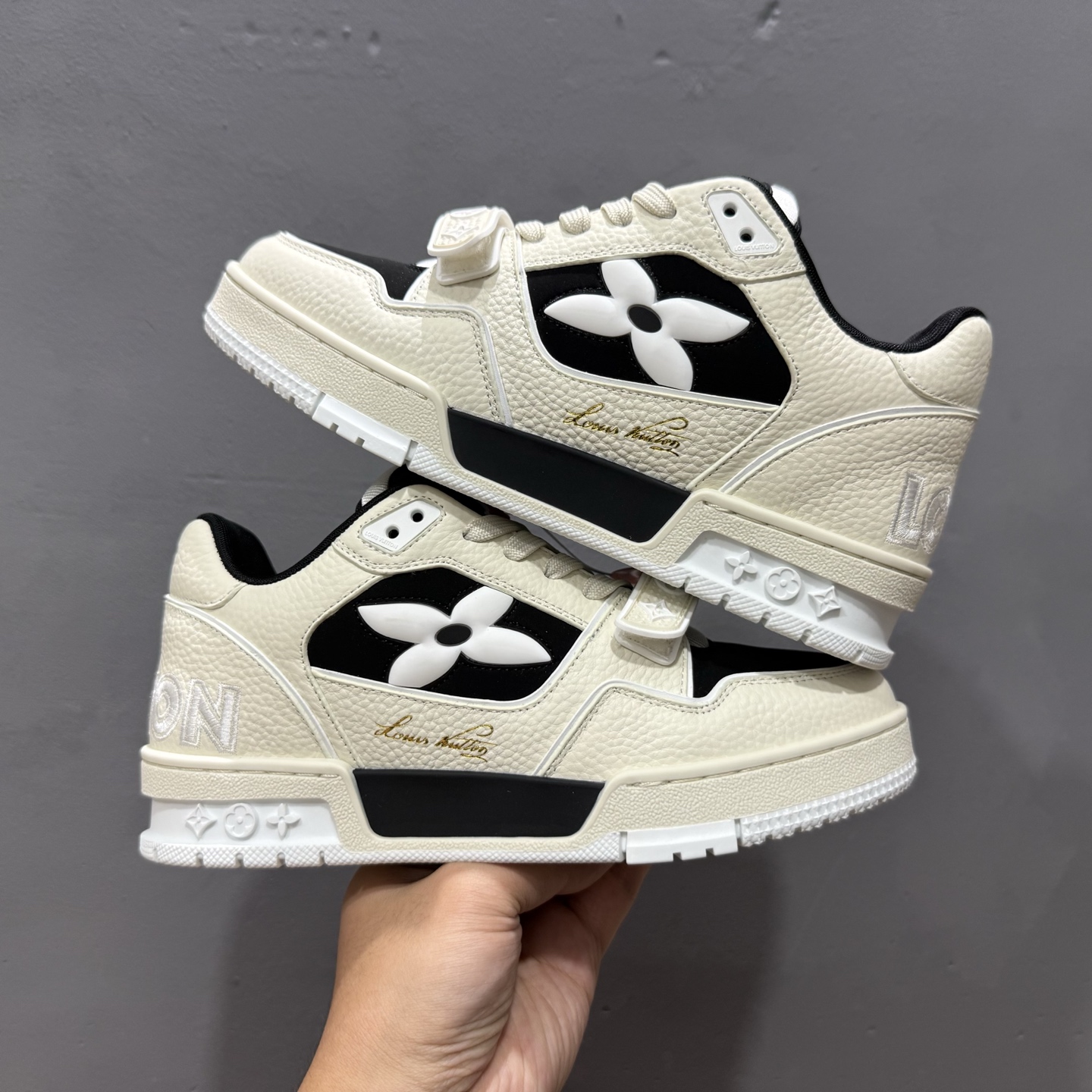 东莞纯原 市售顶级版本 驴家LV Trainer 牛仔墨绿压花 原版完美楦型 东莞大厂出产 品控胜过市面百分之95 原版正确TPU大底 标准原版大底克重152k 独家底磨 实物到手质感重量完全区别与市面版本。 开发费5w+ 质感媲美原版 密集度超高 区别于同行色泽质感 意大利进口头层一刀切小牛皮 皮料厚实度韧性高于市面 原版垫脚聚米微料加透气英伦网布 都是按正品一比一打造开发 不偷半点料 不掺半点假 细节原版一致 可对比 全包套原版包装配件 目前市面一梯队级别 市场太杂请注意混卖版本 可区别材料 版型 质感 包装配件 一切肉眼可见的细节。 尺码男女款 35 36 37 38 39 40 41 42 43 44 45 46-High Quatity Cheap Brand wholesale wholesaler seller Clothes Bags handbags Sneakers Top Fashion Clothing Shoes from China Factory Chinese suppliers best Quality Beautiful Price 东莞纯原 市售顶级版本 驴家LV Trainer 牛仔墨绿压花 原版完美楦型 东莞大厂出产 品控胜过市面百分之95 原版正确TPU大底 标准原版大底克重152k 独家底磨 实物到手质感重量完全区别与市面版本。 开发费5w+ 质感媲美原版 密集度超高 区别于同行色泽质感 意大利进口头层一刀切小牛皮 皮料厚实度韧性高于市面 原版垫脚聚米微料加透气英伦网布 都是按正品一比一打造开发 不偷半点料 不掺半点假 细节原版一致 可对比 全包套原版包装配件 目前市面一梯队级别 市场太杂请注意混卖版本 可区别材料 版型 质感 包装配件 一切肉眼可见的细节。 尺码男女款 35 36 37 38 39 40 41 42 43 44 45 46