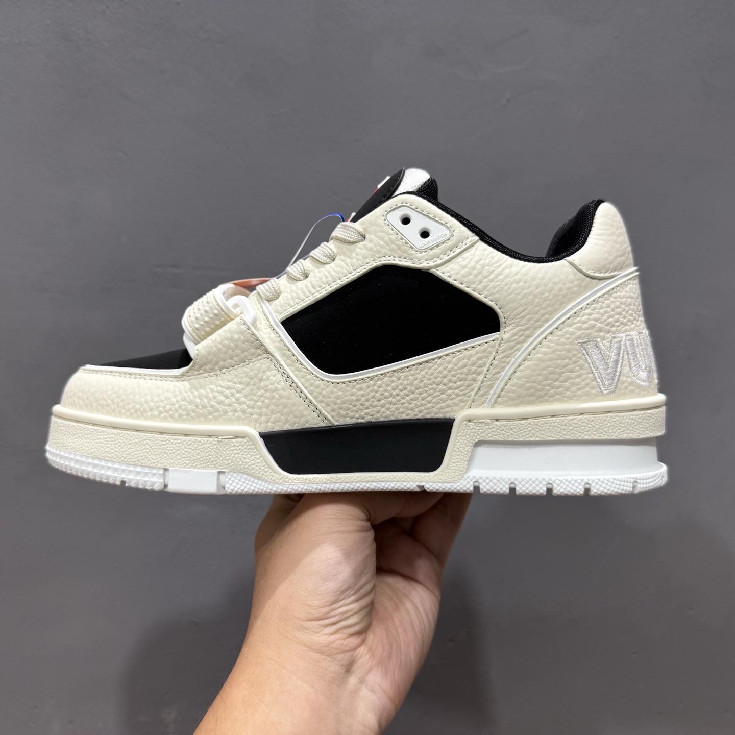 东莞纯原 市售顶级版本 驴家LV Trainer 牛仔墨绿压花 原版完美楦型 东莞大厂出产 品控胜过市面百分之95 原版正确TPU大底 标准原版大底克重152k 独家底磨 实物到手质感重量完全区别与市面版本。 开发费5w+ 质感媲美原版 密集度超高 区别于同行色泽质感 意大利进口头层一刀切小牛皮 皮料厚实度韧性高于市面 原版垫脚聚米微料加透气英伦网布 都是按正品一比一打造开发 不偷半点料 不掺半点假 细节原版一致 可对比 全包套原版包装配件 目前市面一梯队级别 市场太杂请注意混卖版本 可区别材料 版型 质感 包装配件 一切肉眼可见的细节。 尺码男女款 35 36 37 38 39 40 41 42 43 44 45 46-High Quatity Cheap Brand wholesale wholesaler seller Clothes Bags handbags Sneakers Top Fashion Clothing Shoes from China Factory Chinese suppliers best Quality Beautiful Price 东莞纯原 市售顶级版本 驴家LV Trainer 牛仔墨绿压花 原版完美楦型 东莞大厂出产 品控胜过市面百分之95 原版正确TPU大底 标准原版大底克重152k 独家底磨 实物到手质感重量完全区别与市面版本。 开发费5w+ 质感媲美原版 密集度超高 区别于同行色泽质感 意大利进口头层一刀切小牛皮 皮料厚实度韧性高于市面 原版垫脚聚米微料加透气英伦网布 都是按正品一比一打造开发 不偷半点料 不掺半点假 细节原版一致 可对比 全包套原版包装配件 目前市面一梯队级别 市场太杂请注意混卖版本 可区别材料 版型 质感 包装配件 一切肉眼可见的细节。 尺码男女款 35 36 37 38 39 40 41 42 43 44 45 46