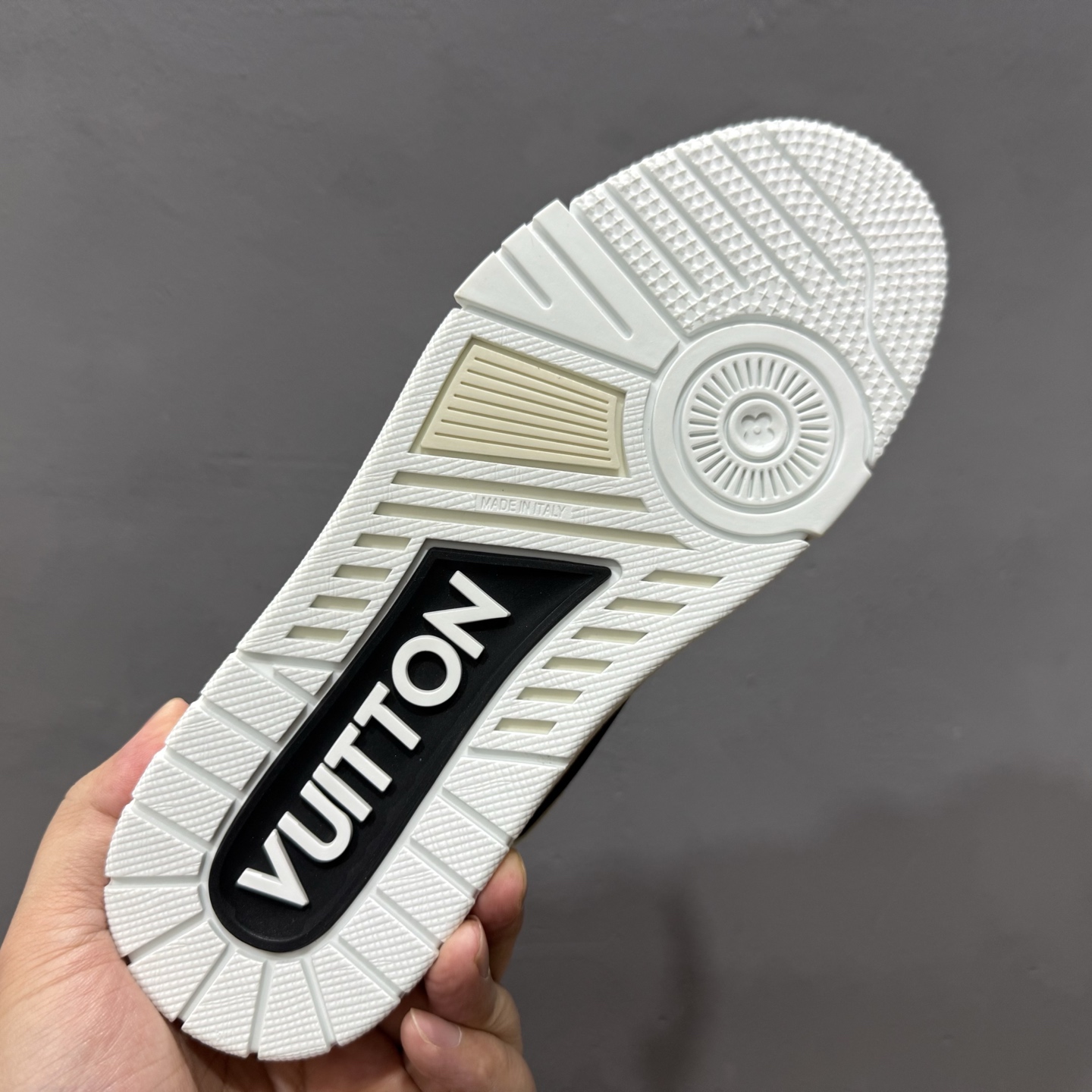 东莞纯原 市售顶级版本 驴家LV Trainer 牛仔墨绿压花 原版完美楦型 东莞大厂出产 品控胜过市面百分之95 原版正确TPU大底 标准原版大底克重152k 独家底磨 实物到手质感重量完全区别与市面版本。 开发费5w+ 质感媲美原版 密集度超高 区别于同行色泽质感 意大利进口头层一刀切小牛皮 皮料厚实度韧性高于市面 原版垫脚聚米微料加透气英伦网布 都是按正品一比一打造开发 不偷半点料 不掺半点假 细节原版一致 可对比 全包套原版包装配件 目前市面一梯队级别 市场太杂请注意混卖版本 可区别材料 版型 质感 包装配件 一切肉眼可见的细节。 尺码男女款 35 36 37 38 39 40 41 42 43 44 45 46-High Quatity Cheap Brand wholesale wholesaler seller Clothes Bags handbags Sneakers Top Fashion Clothing Shoes from China Factory Chinese suppliers best Quality Beautiful Price 东莞纯原 市售顶级版本 驴家LV Trainer 牛仔墨绿压花 原版完美楦型 东莞大厂出产 品控胜过市面百分之95 原版正确TPU大底 标准原版大底克重152k 独家底磨 实物到手质感重量完全区别与市面版本。 开发费5w+ 质感媲美原版 密集度超高 区别于同行色泽质感 意大利进口头层一刀切小牛皮 皮料厚实度韧性高于市面 原版垫脚聚米微料加透气英伦网布 都是按正品一比一打造开发 不偷半点料 不掺半点假 细节原版一致 可对比 全包套原版包装配件 目前市面一梯队级别 市场太杂请注意混卖版本 可区别材料 版型 质感 包装配件 一切肉眼可见的细节。 尺码男女款 35 36 37 38 39 40 41 42 43 44 45 46