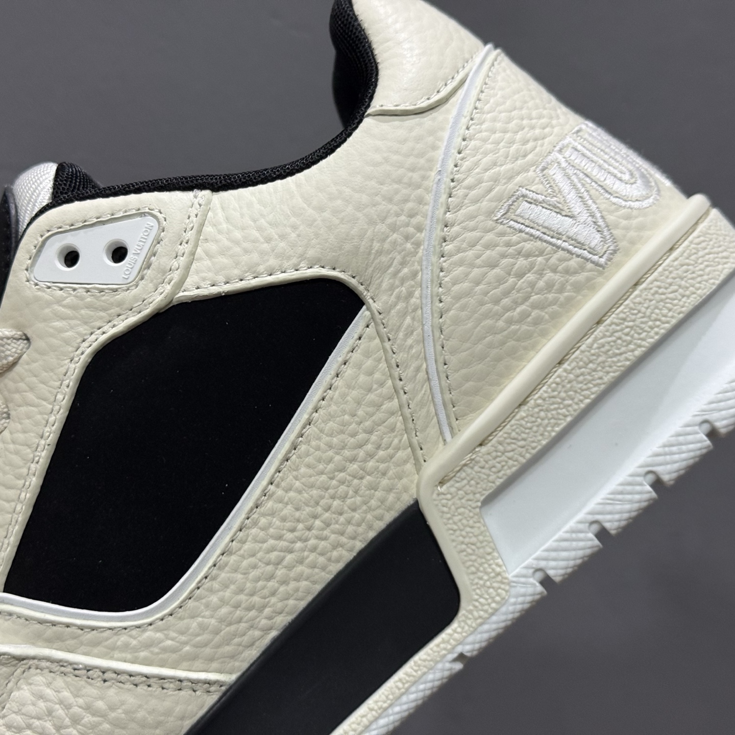 东莞纯原 市售顶级版本 驴家LV Trainer 牛仔墨绿压花 原版完美楦型 东莞大厂出产 品控胜过市面百分之95 原版正确TPU大底 标准原版大底克重152k 独家底磨 实物到手质感重量完全区别与市面版本。 开发费5w+ 质感媲美原版 密集度超高 区别于同行色泽质感 意大利进口头层一刀切小牛皮 皮料厚实度韧性高于市面 原版垫脚聚米微料加透气英伦网布 都是按正品一比一打造开发 不偷半点料 不掺半点假 细节原版一致 可对比 全包套原版包装配件 目前市面一梯队级别 市场太杂请注意混卖版本 可区别材料 版型 质感 包装配件 一切肉眼可见的细节。 尺码男女款 35 36 37 38 39 40 41 42 43 44 45 46-High Quatity Cheap Brand wholesale wholesaler seller Clothes Bags handbags Sneakers Top Fashion Clothing Shoes from China Factory Chinese suppliers best Quality Beautiful Price 东莞纯原 市售顶级版本 驴家LV Trainer 牛仔墨绿压花 原版完美楦型 东莞大厂出产 品控胜过市面百分之95 原版正确TPU大底 标准原版大底克重152k 独家底磨 实物到手质感重量完全区别与市面版本。 开发费5w+ 质感媲美原版 密集度超高 区别于同行色泽质感 意大利进口头层一刀切小牛皮 皮料厚实度韧性高于市面 原版垫脚聚米微料加透气英伦网布 都是按正品一比一打造开发 不偷半点料 不掺半点假 细节原版一致 可对比 全包套原版包装配件 目前市面一梯队级别 市场太杂请注意混卖版本 可区别材料 版型 质感 包装配件 一切肉眼可见的细节。 尺码男女款 35 36 37 38 39 40 41 42 43 44 45 46