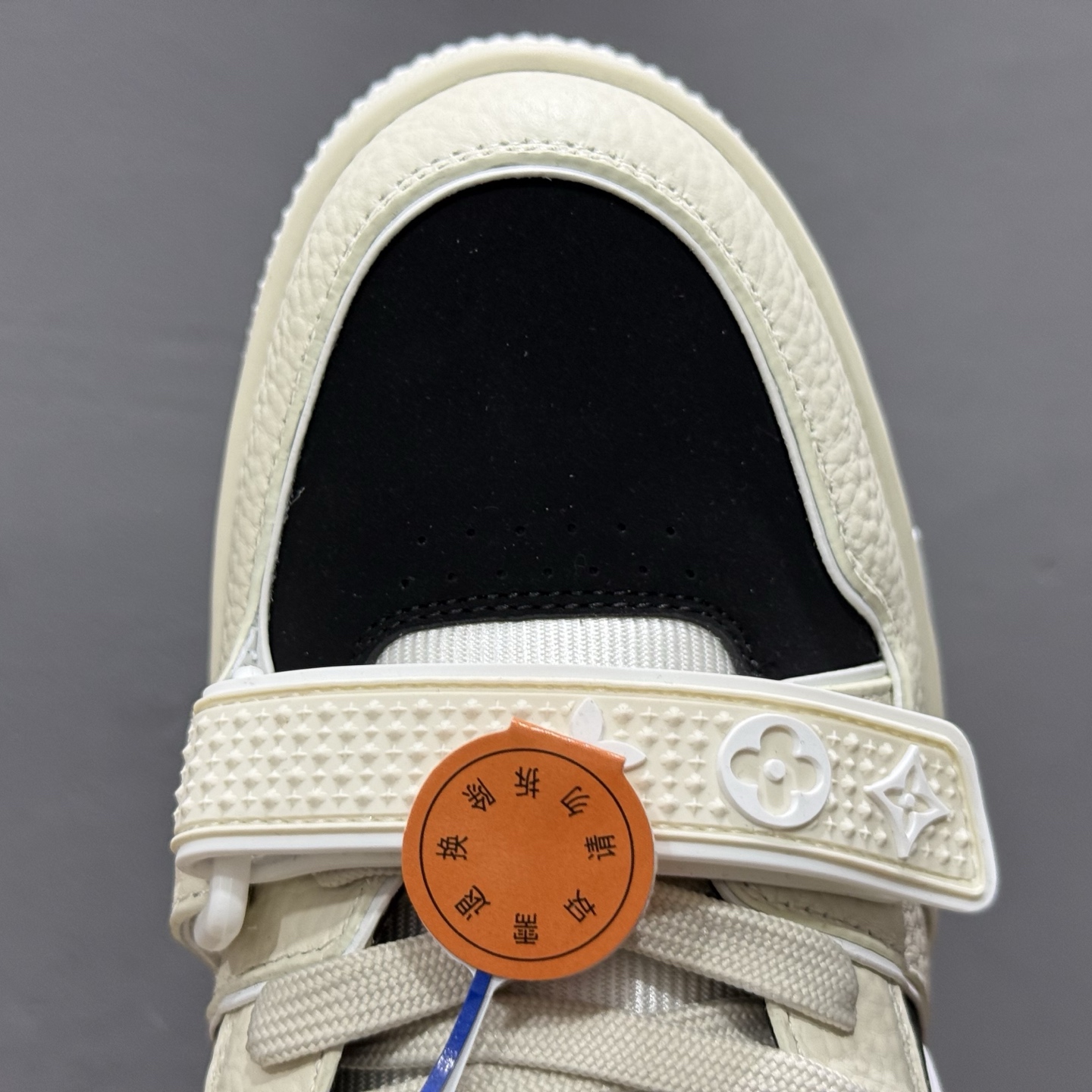 东莞纯原 市售顶级版本 驴家LV Trainer 牛仔墨绿压花 原版完美楦型 东莞大厂出产 品控胜过市面百分之95 原版正确TPU大底 标准原版大底克重152k 独家底磨 实物到手质感重量完全区别与市面版本。 开发费5w+ 质感媲美原版 密集度超高 区别于同行色泽质感 意大利进口头层一刀切小牛皮 皮料厚实度韧性高于市面 原版垫脚聚米微料加透气英伦网布 都是按正品一比一打造开发 不偷半点料 不掺半点假 细节原版一致 可对比 全包套原版包装配件 目前市面一梯队级别 市场太杂请注意混卖版本 可区别材料 版型 质感 包装配件 一切肉眼可见的细节。 尺码男女款 35 36 37 38 39 40 41 42 43 44 45 46-High Quatity Cheap Brand wholesale wholesaler seller Clothes Bags handbags Sneakers Top Fashion Clothing Shoes from China Factory Chinese suppliers best Quality Beautiful Price 东莞纯原 市售顶级版本 驴家LV Trainer 牛仔墨绿压花 原版完美楦型 东莞大厂出产 品控胜过市面百分之95 原版正确TPU大底 标准原版大底克重152k 独家底磨 实物到手质感重量完全区别与市面版本。 开发费5w+ 质感媲美原版 密集度超高 区别于同行色泽质感 意大利进口头层一刀切小牛皮 皮料厚实度韧性高于市面 原版垫脚聚米微料加透气英伦网布 都是按正品一比一打造开发 不偷半点料 不掺半点假 细节原版一致 可对比 全包套原版包装配件 目前市面一梯队级别 市场太杂请注意混卖版本 可区别材料 版型 质感 包装配件 一切肉眼可见的细节。 尺码男女款 35 36 37 38 39 40 41 42 43 44 45 46