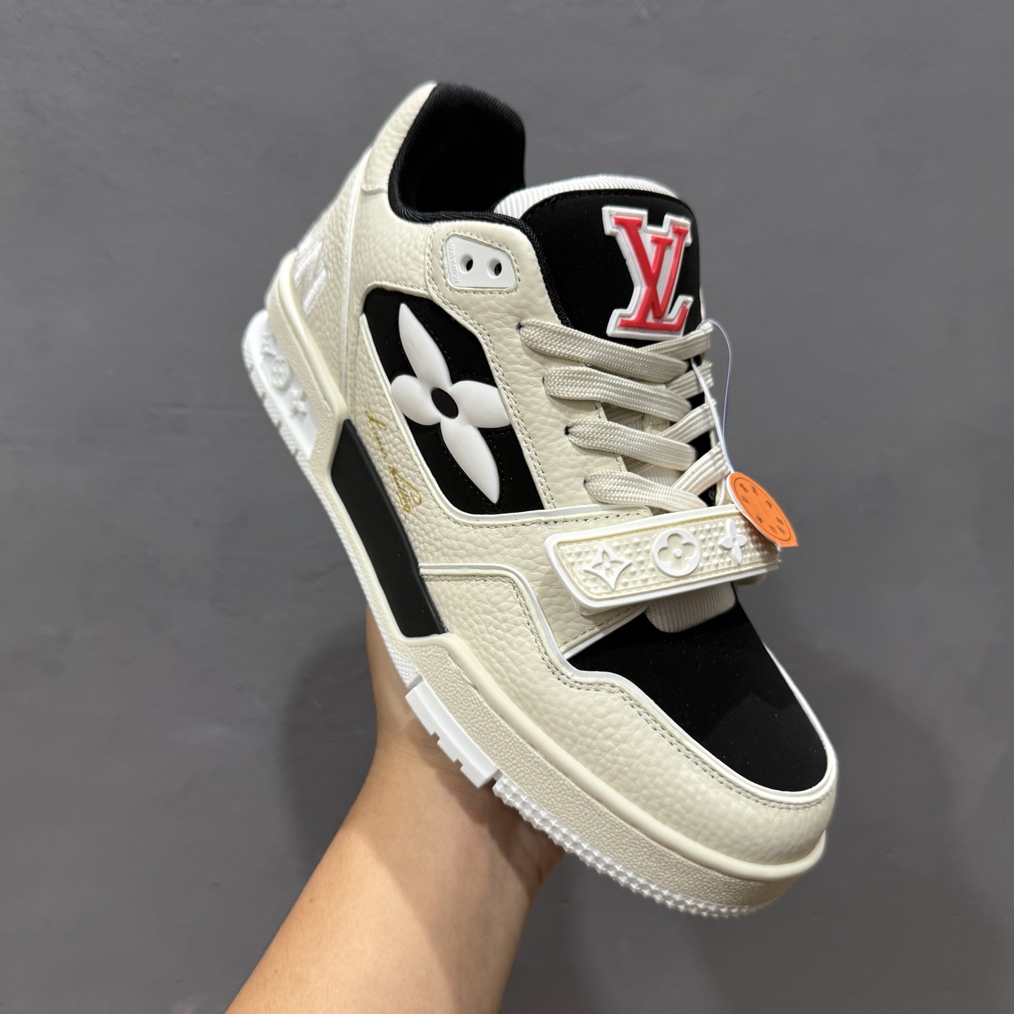 东莞纯原 市售顶级版本 驴家LV Trainer 牛仔墨绿压花 原版完美楦型 东莞大厂出产 品控胜过市面百分之95 原版正确TPU大底 标准原版大底克重152k 独家底磨 实物到手质感重量完全区别与市面版本。 开发费5w+ 质感媲美原版 密集度超高 区别于同行色泽质感 意大利进口头层一刀切小牛皮 皮料厚实度韧性高于市面 原版垫脚聚米微料加透气英伦网布 都是按正品一比一打造开发 不偷半点料 不掺半点假 细节原版一致 可对比 全包套原版包装配件 目前市面一梯队级别 市场太杂请注意混卖版本 可区别材料 版型 质感 包装配件 一切肉眼可见的细节。 尺码男女款 35 36 37 38 39 40 41 42 43 44 45 46-High Quatity Cheap Brand wholesale wholesaler seller Clothes Bags handbags Sneakers Top Fashion Clothing Shoes from China Factory Chinese suppliers best Quality Beautiful Price 东莞纯原 市售顶级版本 驴家LV Trainer 牛仔墨绿压花 原版完美楦型 东莞大厂出产 品控胜过市面百分之95 原版正确TPU大底 标准原版大底克重152k 独家底磨 实物到手质感重量完全区别与市面版本。 开发费5w+ 质感媲美原版 密集度超高 区别于同行色泽质感 意大利进口头层一刀切小牛皮 皮料厚实度韧性高于市面 原版垫脚聚米微料加透气英伦网布 都是按正品一比一打造开发 不偷半点料 不掺半点假 细节原版一致 可对比 全包套原版包装配件 目前市面一梯队级别 市场太杂请注意混卖版本 可区别材料 版型 质感 包装配件 一切肉眼可见的细节。 尺码男女款 35 36 37 38 39 40 41 42 43 44 45 46