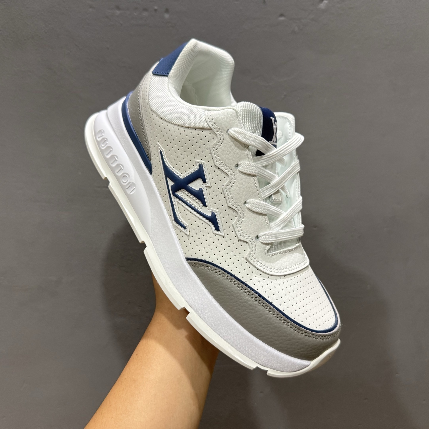 LV-路易威登-经典走秀新款 白黑 1AHSUW-High Quatity Cheap Brand wholesale wholesaler seller Clothes Bags handbags Sneakers Top Fashion Clothing Shoes from China Factory Chinese suppliers best Quality Beautiful Price LV-路易威登-经典走秀新款 白黑 1AHSUW