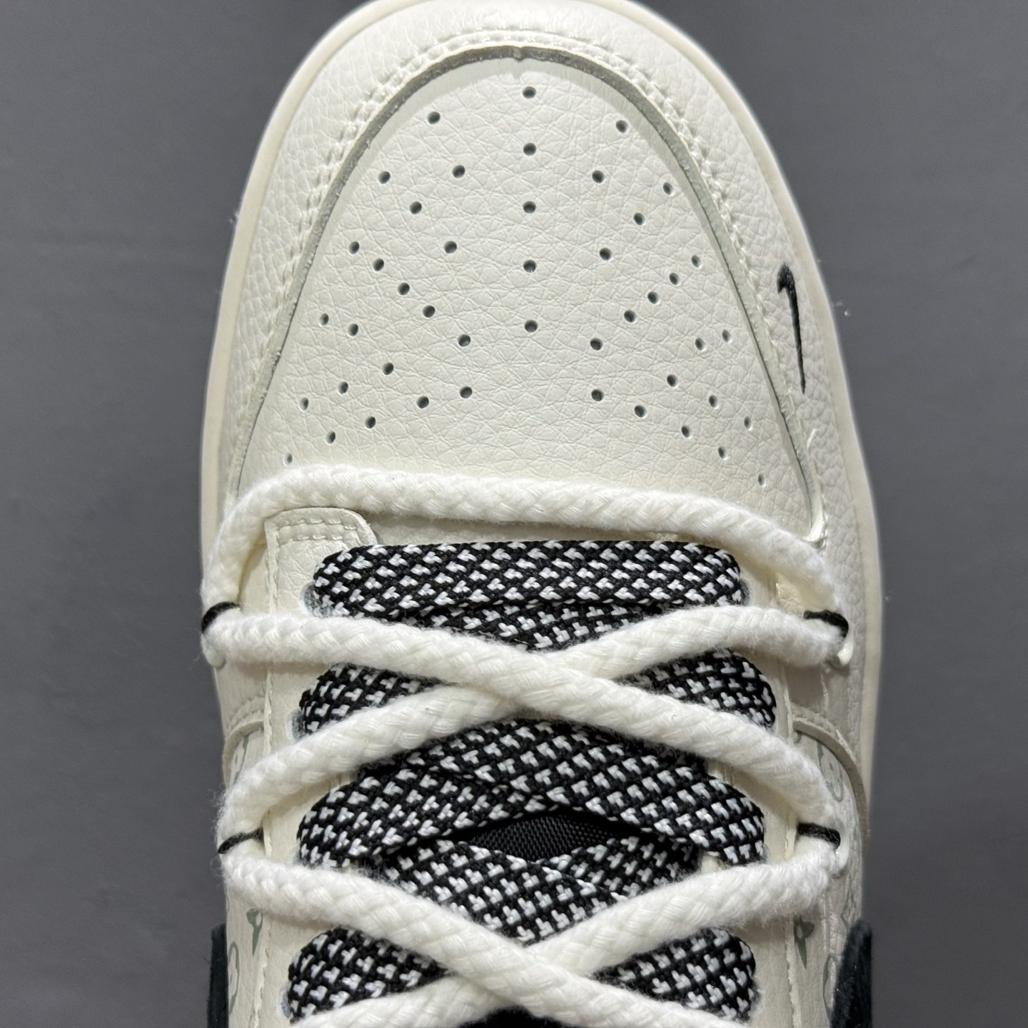 XC版Nike SB Dunk Low x Louis Vuitton x Bearbrick 三方联名 米黑小钩绑带 SJ2068-291