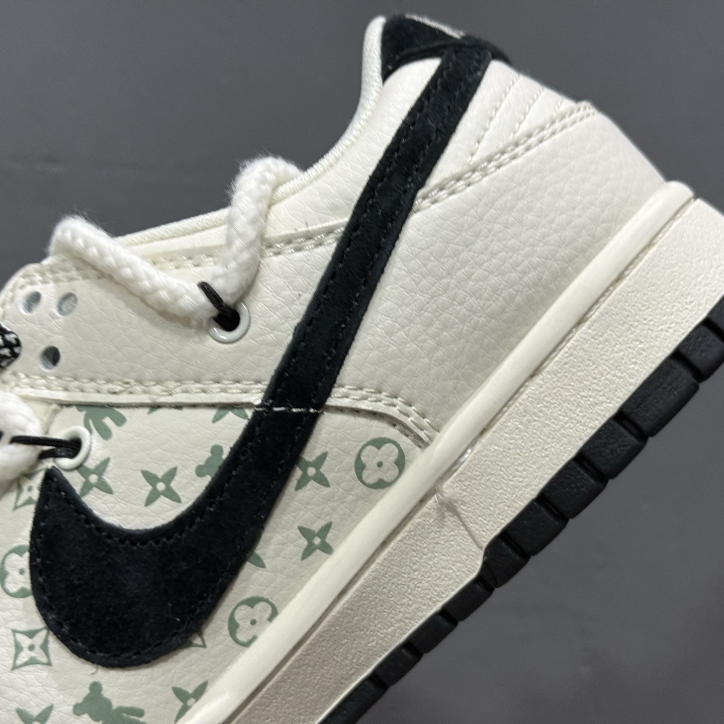 XC版Nike SB Dunk Low x Louis Vuitton x Bearbrick 三方联名 米黑小钩绑带 SJ2068-291