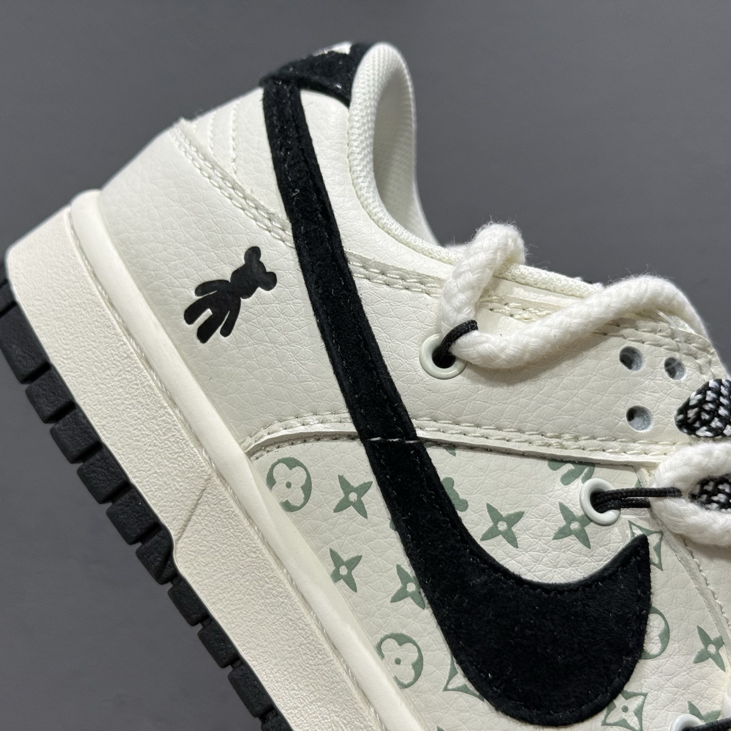 XC版Nike SB Dunk Low x Louis Vuitton x Bearbrick 三方联名 米黑小钩绑带 SJ2068-291