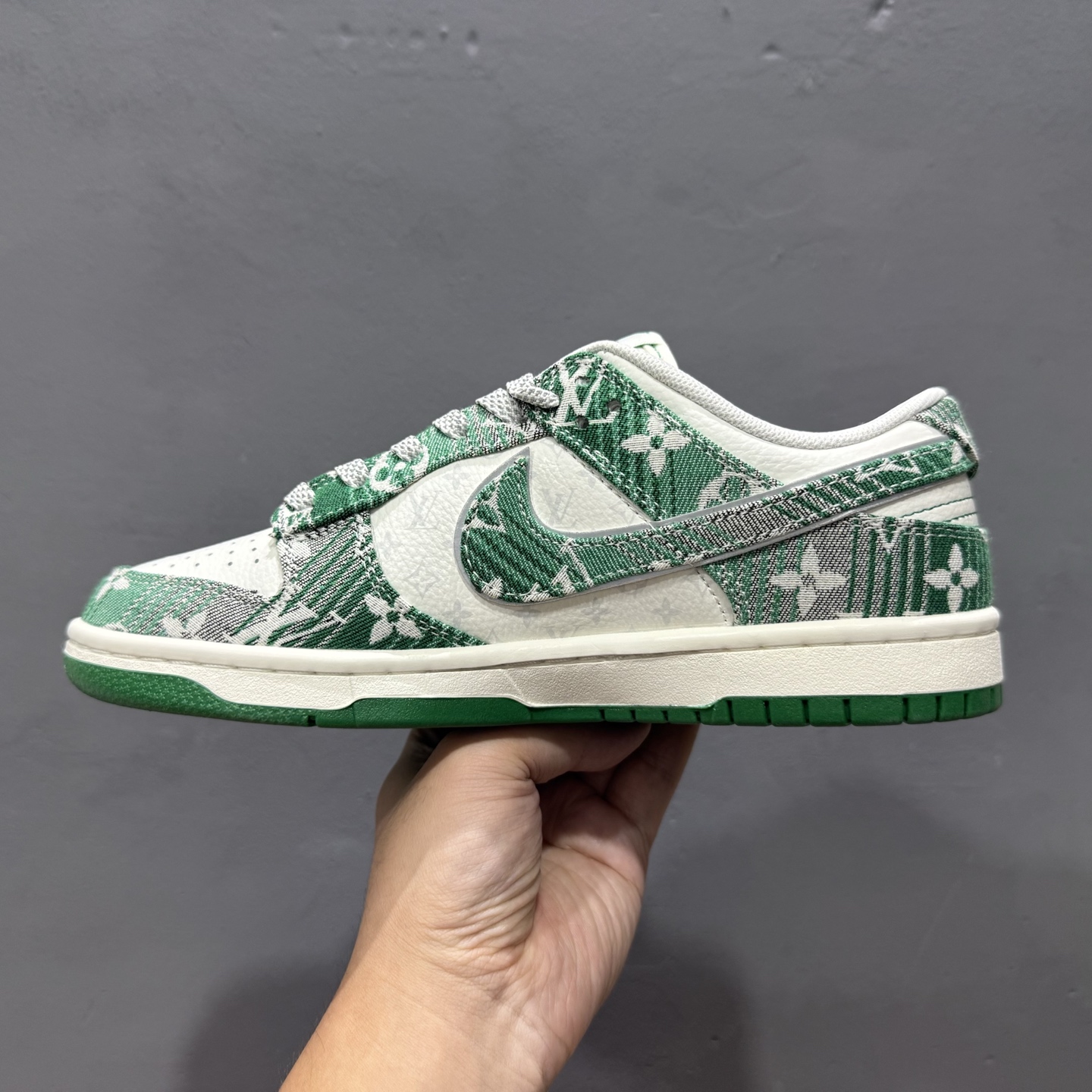 SC版Nike SB Dunk Low LV联名 灰绿牛仔 周年高端定制 低帮休闲板鞋 SC9772-811-High Quatity Cheap Brand wholesale wholesaler seller Clothes Bags handbags Sneakers Top Fashion Clothing Shoes from China Factory Chinese suppliers best Quality Beautiful Price SC版Nike SB Dunk Low LV联名 灰绿牛仔 周年高端定制 低帮休闲板鞋 SC9772-811