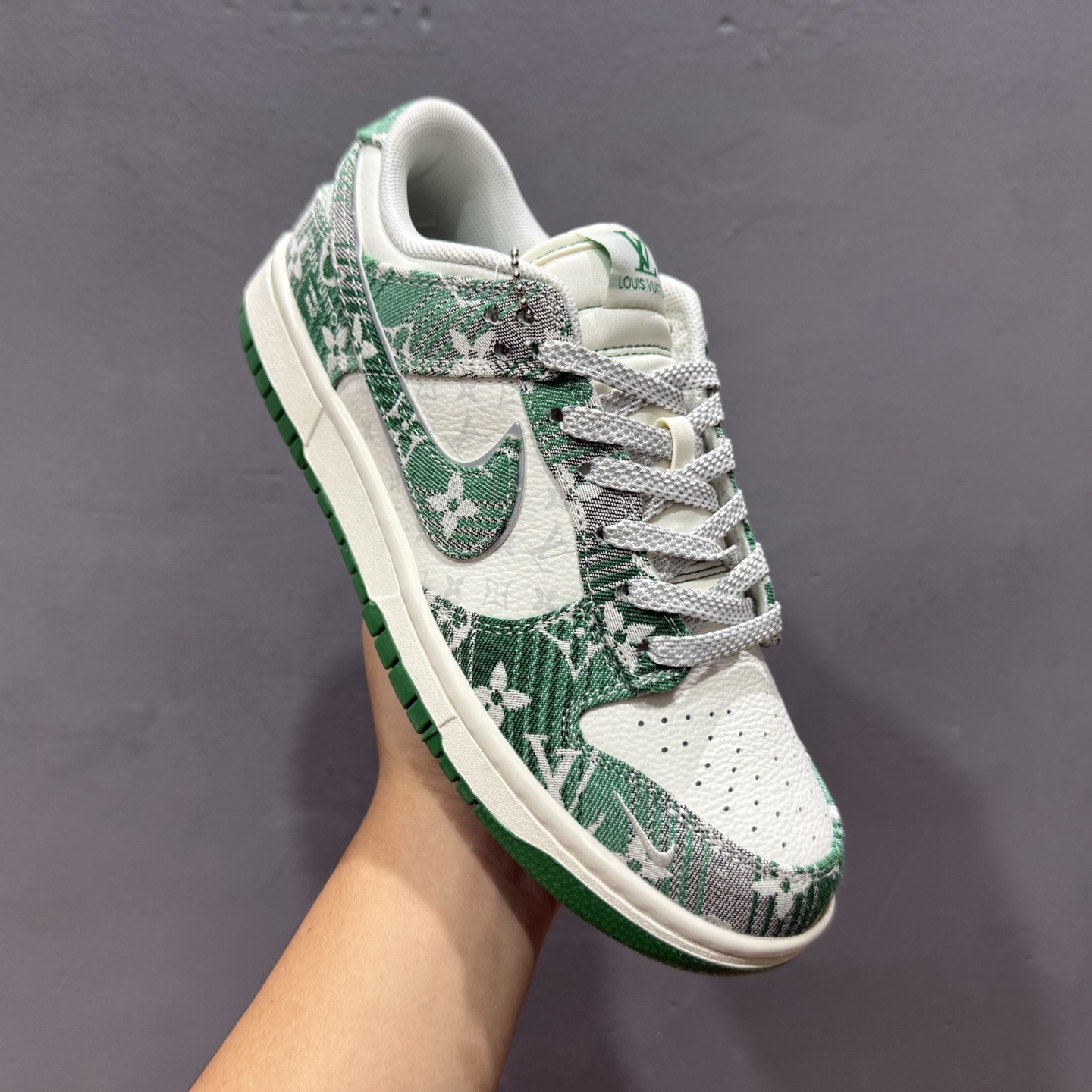 SC版Nike SB Dunk Low LV联名 灰绿牛仔 周年高端定制 低帮休闲板鞋 SC9772-811-High Quatity Cheap Brand wholesale wholesaler seller Clothes Bags handbags Sneakers Top Fashion Clothing Shoes from China Factory Chinese suppliers best Quality Beautiful Price SC版Nike SB Dunk Low LV联名 灰绿牛仔 周年高端定制 低帮休闲板鞋 SC9772-811