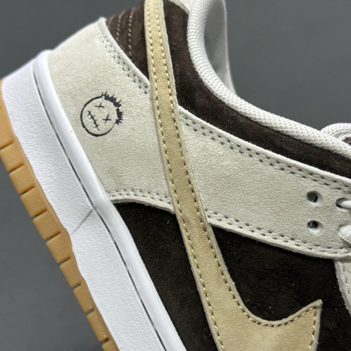 Nike Dunk SB 冰啡男孩 米棕 此款以简约大方的造型设计 HF3704-001