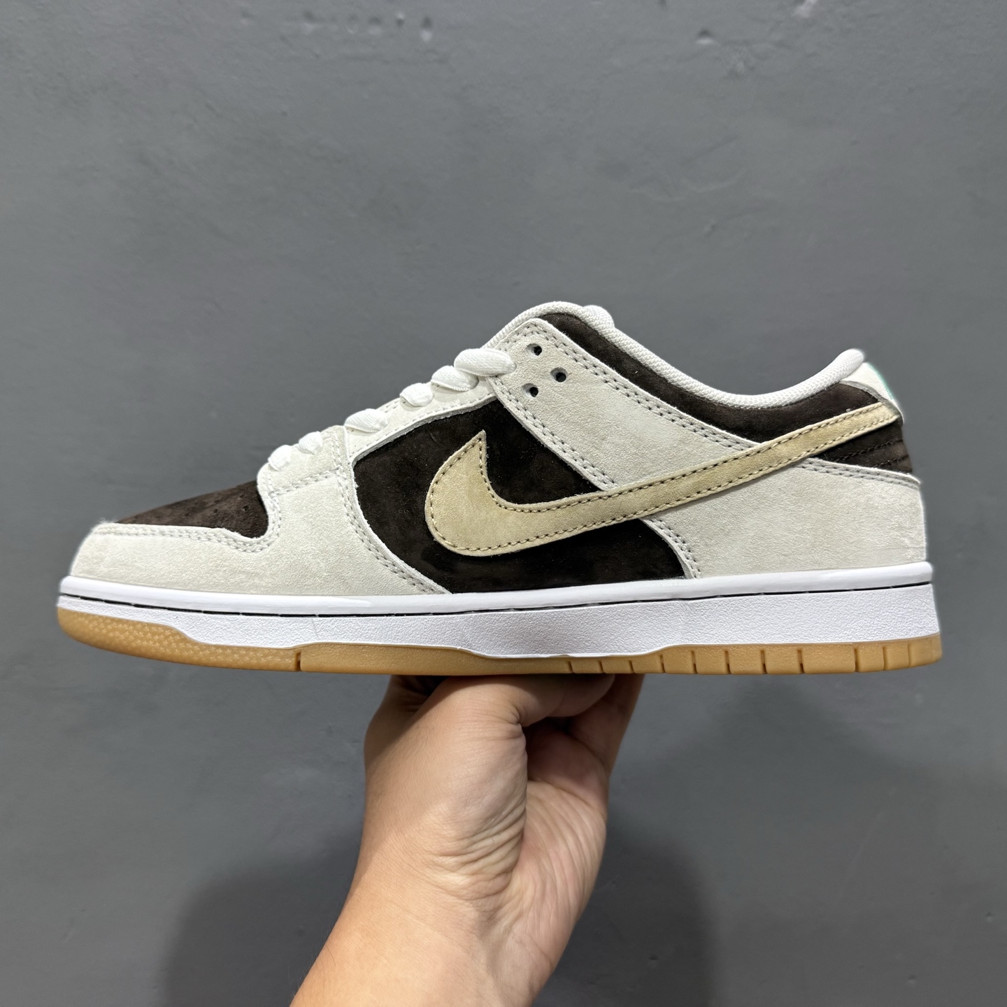 Nike Dunk SB 冰啡男孩 米棕 此款以简约大方的造型设计 HF3704-001