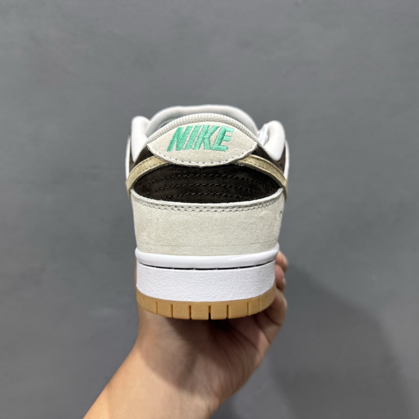 Nike Dunk SB 冰啡男孩 米棕 此款以简约大方的造型设计 HF3704-001