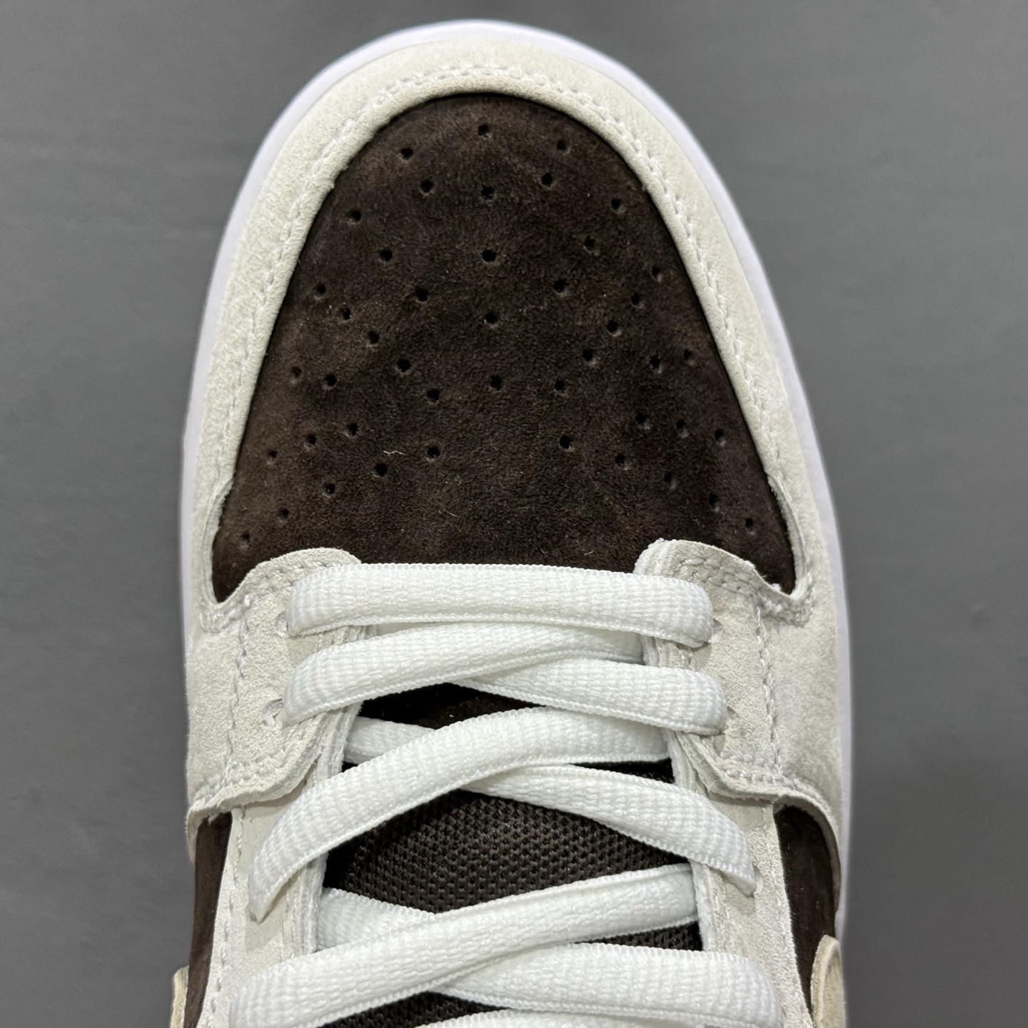 Nike Dunk SB 冰啡男孩 米棕 此款以简约大方的造型设计 HF3704-001