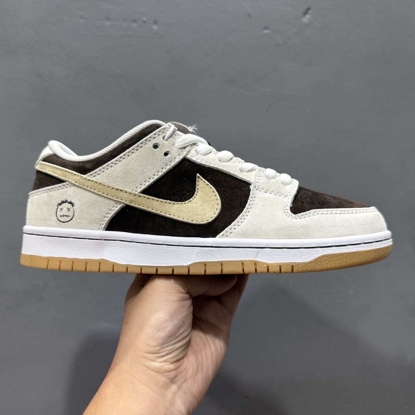 Nike Dunk SB 冰啡男孩 米棕 此款以简约大方的造型设计 HF3704-001