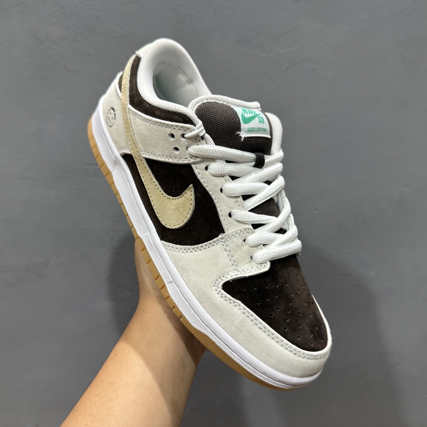 Nike Dunk SB 冰啡男孩 米棕 此款以简约大方的造型设计 HF3704-001