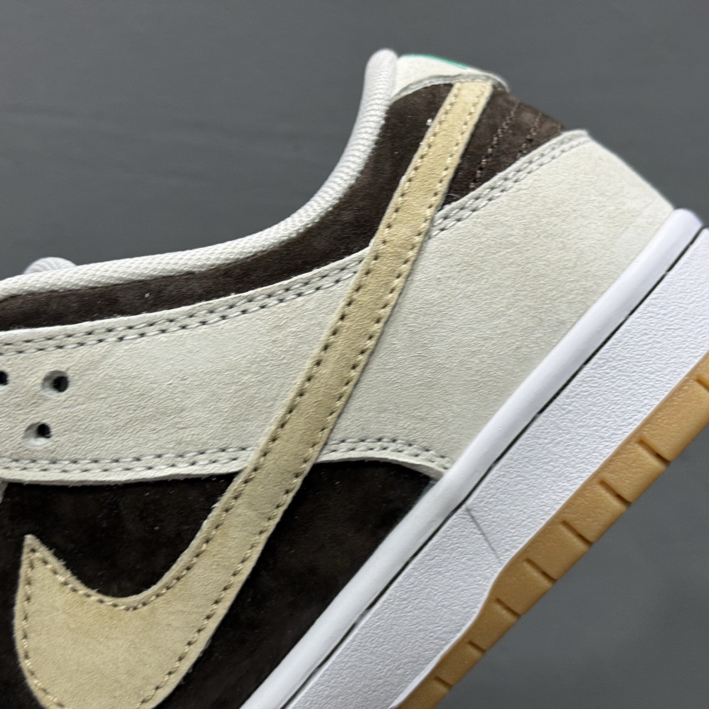 Nike Dunk SB 冰啡男孩 米棕 此款以简约大方的造型设计 HF3704-001