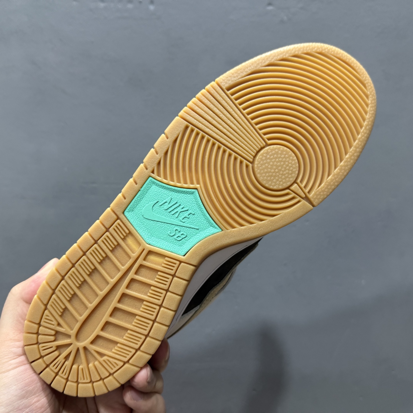 Nike Dunk SB 冰啡男孩 米棕 此款以简约大方的造型设计 HF3704-001