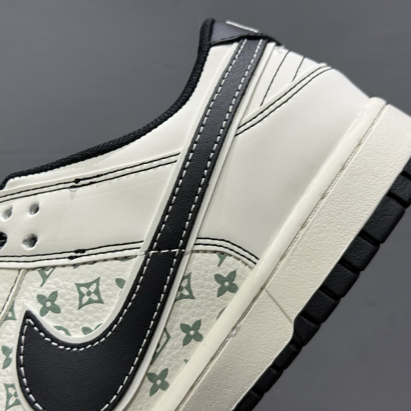 Louis Vuitton x Sup x Nike Dunk Low 黑勾 YX5066-359