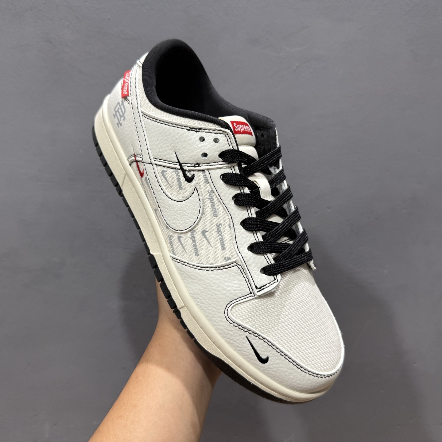 ¥280 Nike SB Dunk Low 联名 奶白织布三小勾 周年高端定制 低帮休闲板鞋 SC9207-424-Chinese UA Cheap High Quatity Brand Clothes Bags handbags Sneakers wholesale wholesaler seller from China Factory suppliers Fashion Clothing Shoes best Quality Beautiful Price ¥280 Nike SB Dunk Low 联名 奶白织布三小勾 周年高端定制 低帮休闲板鞋 SC9207-424