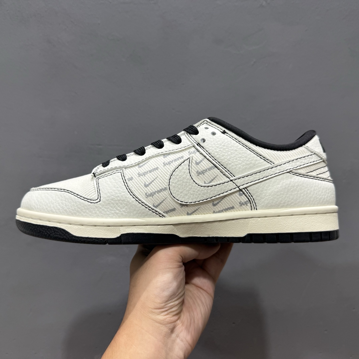 ¥280 Nike SB Dunk Low 联名 奶白织布三小勾 周年高端定制 低帮休闲板鞋 SC9207-424-Chinese UA Cheap High Quatity Brand Clothes Bags handbags Sneakers wholesale wholesaler seller from China Factory suppliers Fashion Clothing Shoes best Quality Beautiful Price ¥280 Nike SB Dunk Low 联名 奶白织布三小勾 周年高端定制 低帮休闲板鞋 SC9207-424