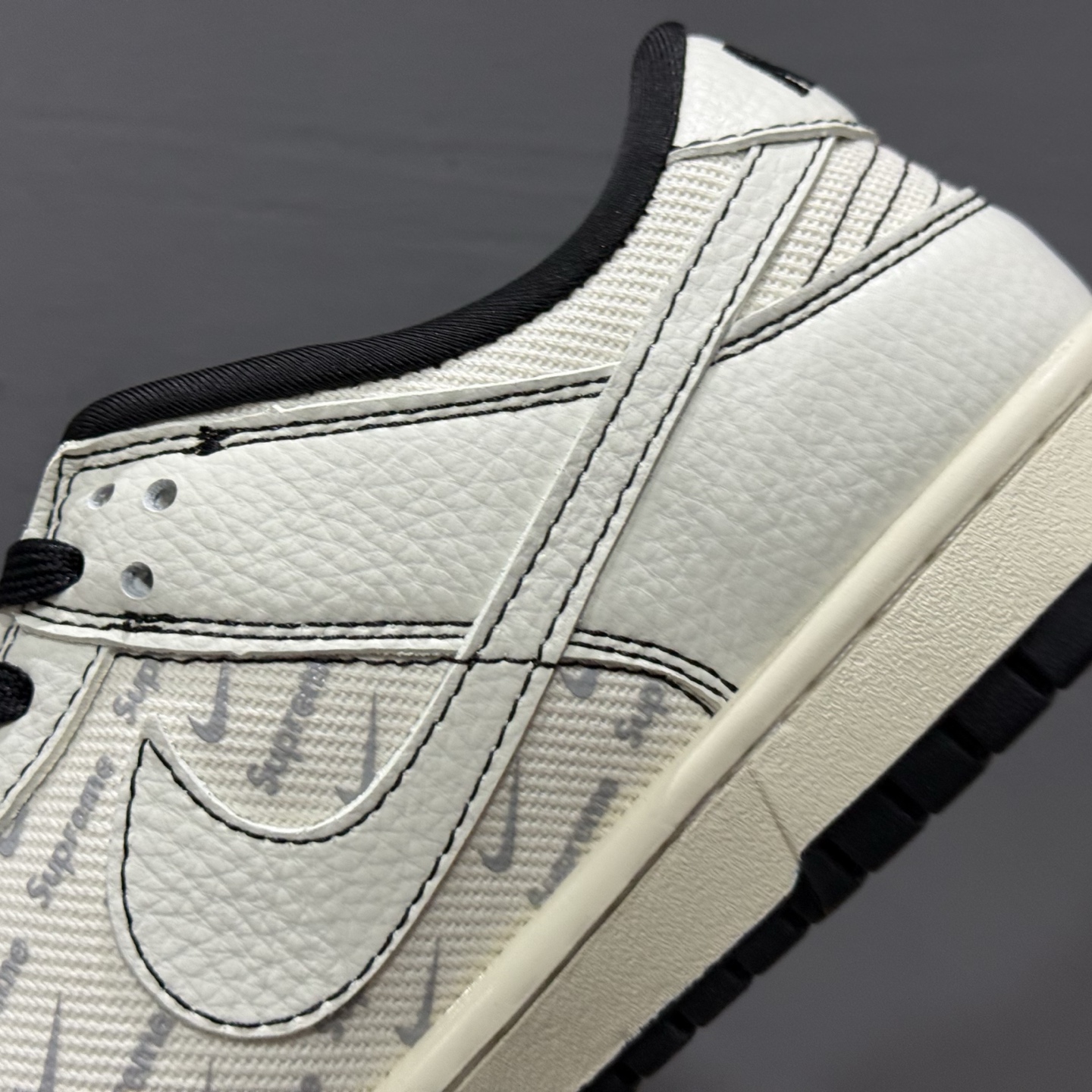 ¥280 Nike SB Dunk Low 联名 奶白织布三小勾 周年高端定制 低帮休闲板鞋 SC9207-424-Chinese UA Cheap High Quatity Brand Clothes Bags handbags Sneakers wholesale wholesaler seller from China Factory suppliers Fashion Clothing Shoes best Quality Beautiful Price ¥280 Nike SB Dunk Low 联名 奶白织布三小勾 周年高端定制 低帮休闲板鞋 SC9207-424