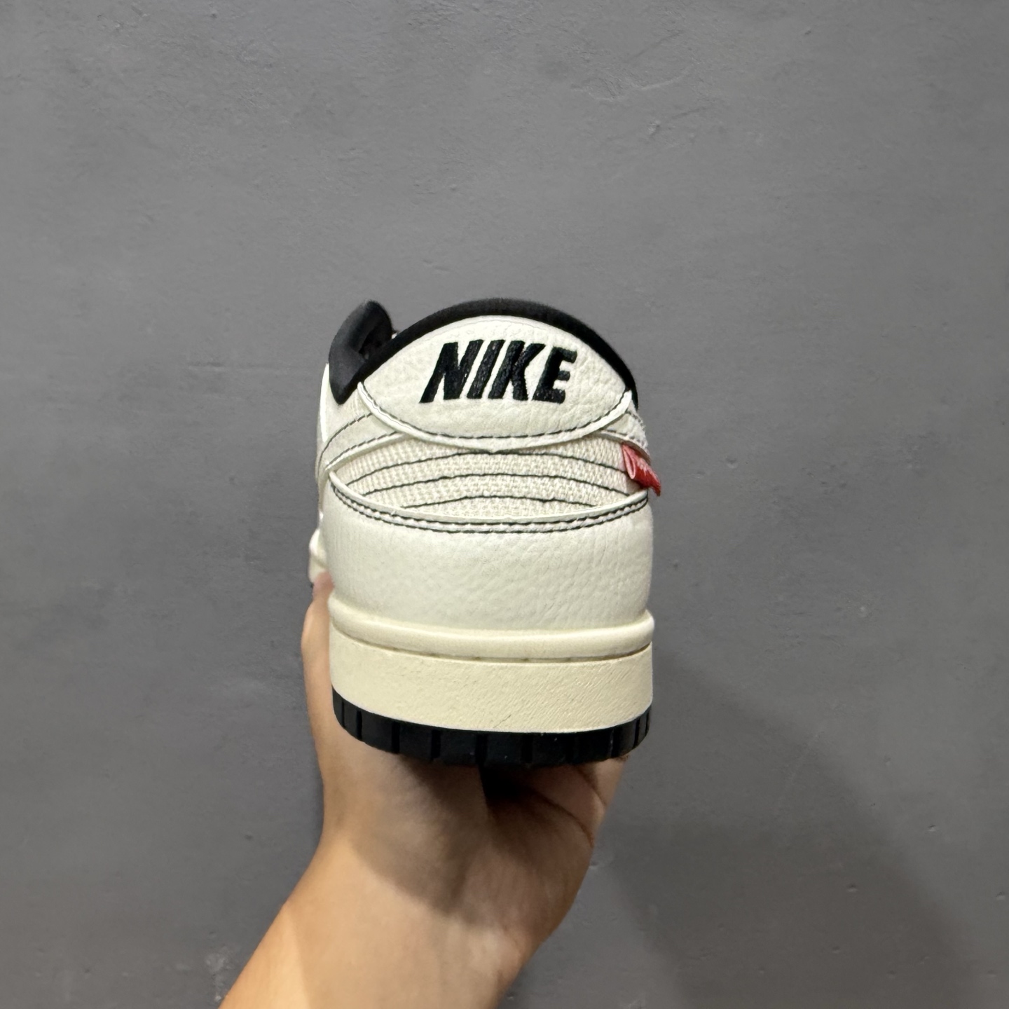 ¥280 Nike SB Dunk Low 联名 奶白织布三小勾 周年高端定制 低帮休闲板鞋 SC9207-424-Chinese UA Cheap High Quatity Brand Clothes Bags handbags Sneakers wholesale wholesaler seller from China Factory suppliers Fashion Clothing Shoes best Quality Beautiful Price ¥280 Nike SB Dunk Low 联名 奶白织布三小勾 周年高端定制 低帮休闲板鞋 SC9207-424