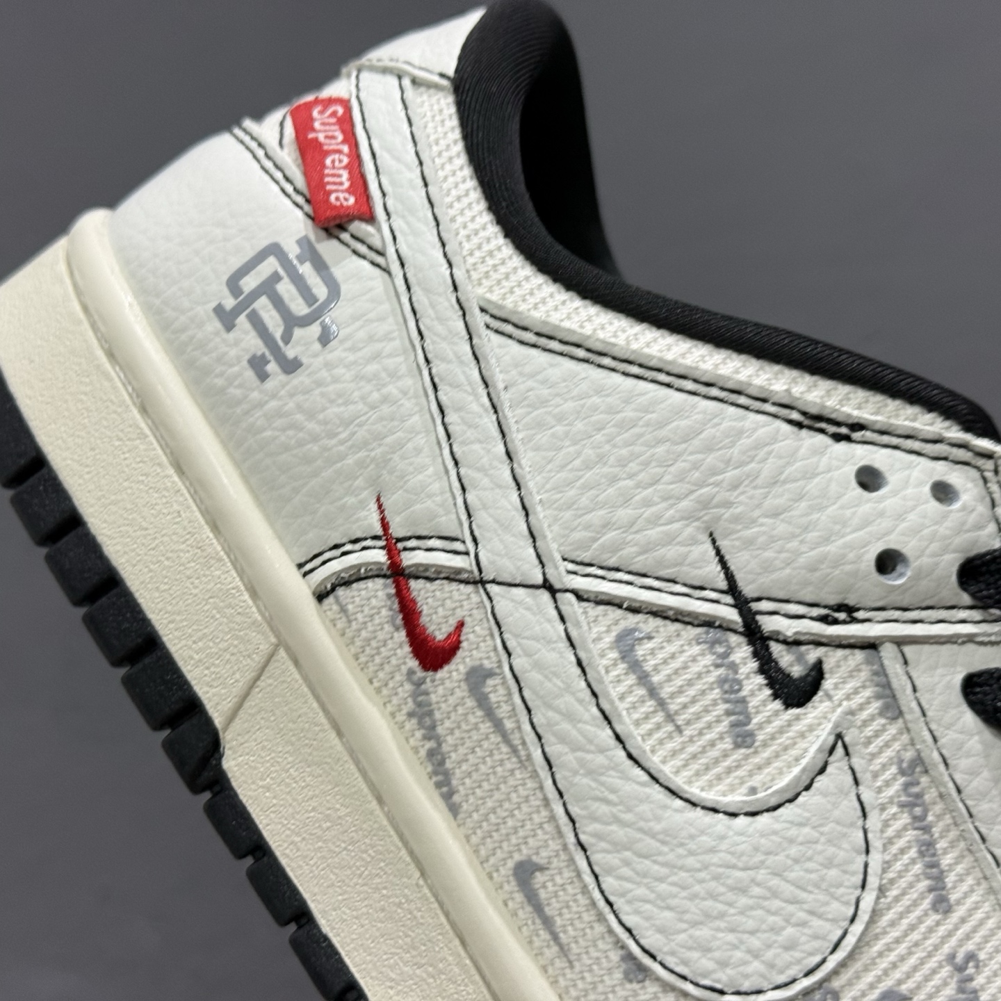 ¥280 Nike SB Dunk Low 联名 奶白织布三小勾 周年高端定制 低帮休闲板鞋 SC9207-424-Chinese UA Cheap High Quatity Brand Clothes Bags handbags Sneakers wholesale wholesaler seller from China Factory suppliers Fashion Clothing Shoes best Quality Beautiful Price ¥280 Nike SB Dunk Low 联名 奶白织布三小勾 周年高端定制 低帮休闲板鞋 SC9207-424