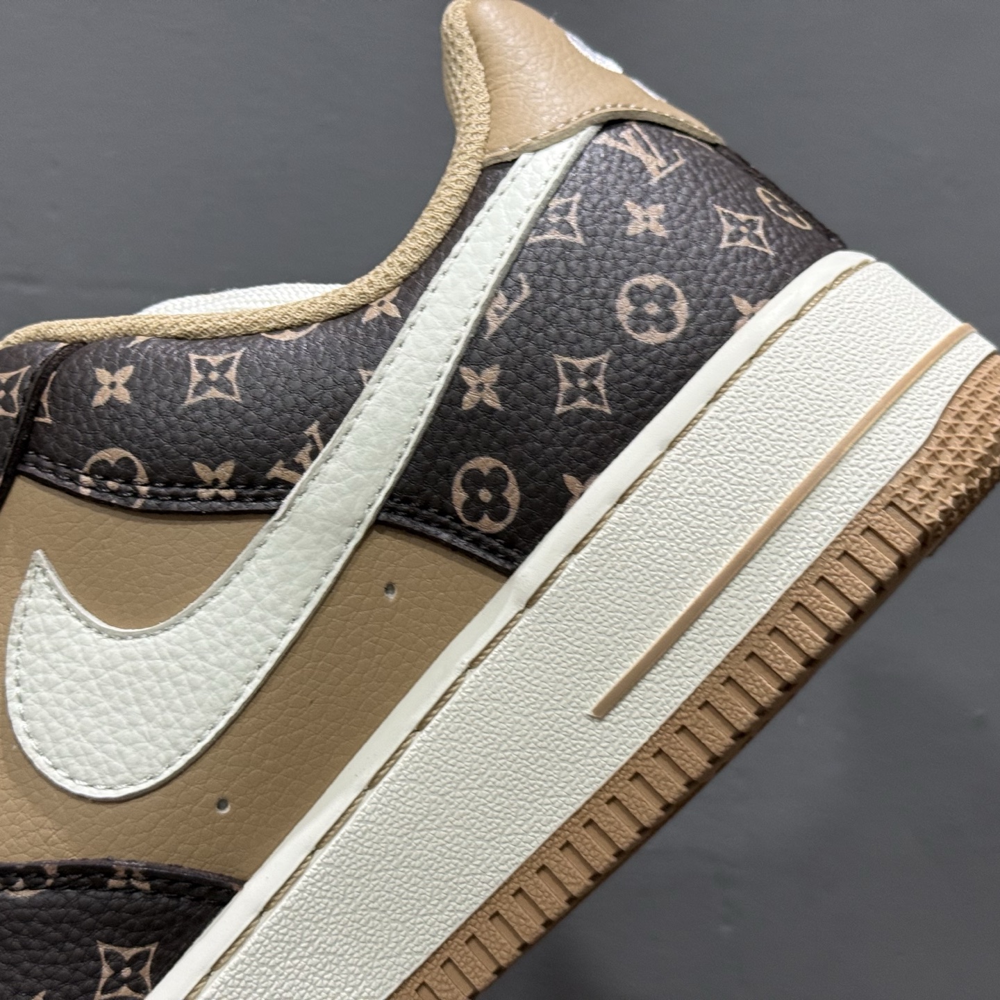 260 独家实拍 Nike Air Force 1‘07 Low 古驰联名 白红绿 空军一号低帮休闲板鞋 LW9279-012-Chinese UA Cheap High Quatity Brand Clothes Bags handbags Sneakers wholesale wholesaler seller from China Factory suppliers Fashion Clothing Shoes best Quality Beautiful Price 260 独家实拍 Nike Air Force 1‘07 Low 古驰联名 白红绿 空军一号低帮休闲板鞋 LW9279-012