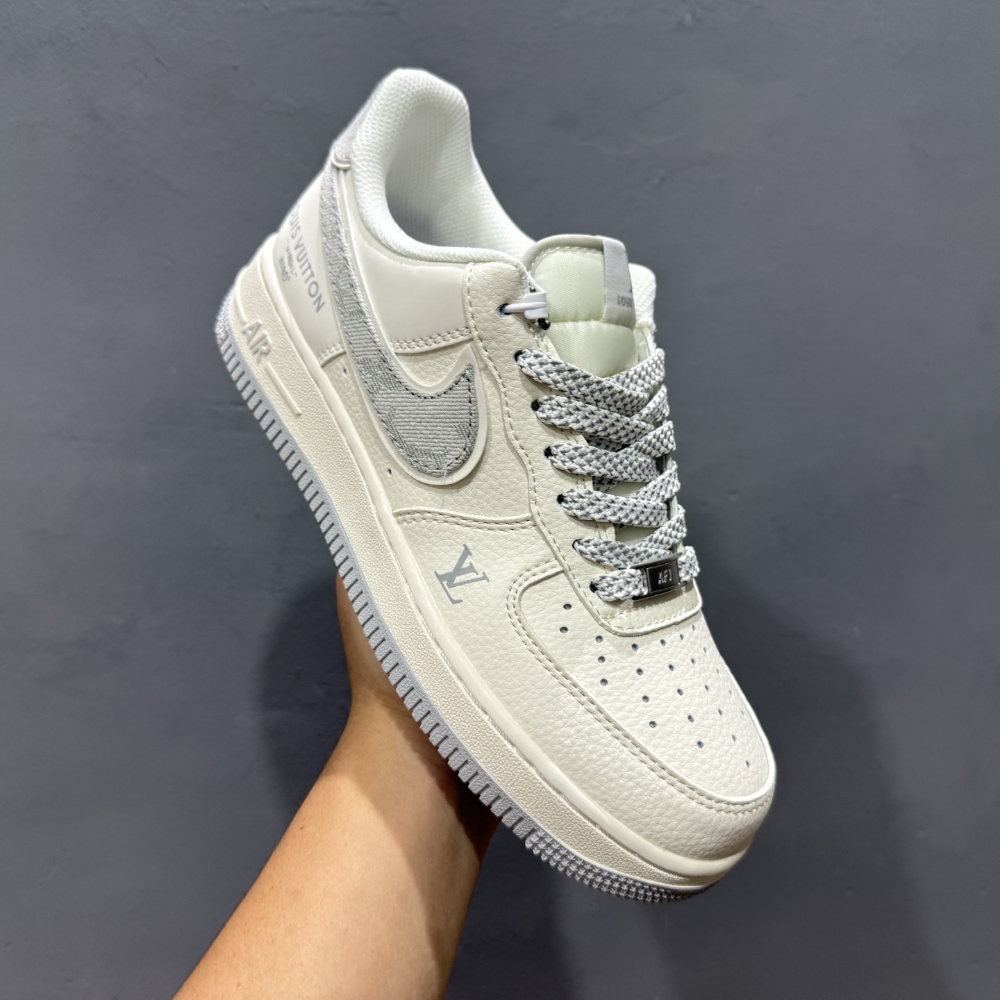 260 NIke Air Force 1 '07 Low “LV联名-米灰牛仔勾”空军一号 低帮 运动鞋 SM6668-103-Chinese UA Cheap High Quatity Brand Clothes Bags handbags Sneakers wholesale wholesaler seller from China Factory suppliers Fashion Clothing Shoes best Quality Beautiful Price 260 NIke Air Force 1 '07 Low “LV联名-米灰牛仔勾”空军一号 低帮 运动鞋 SM6668-103