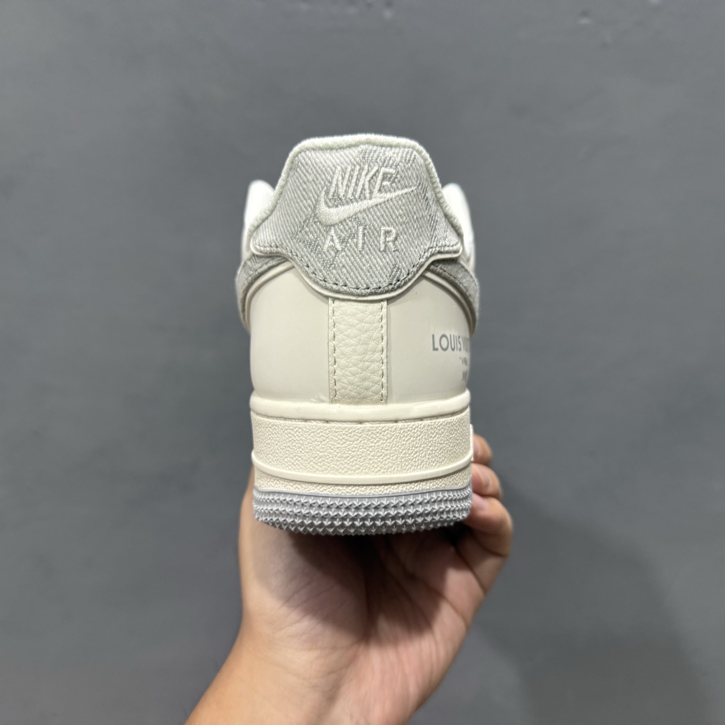 260 NIke Air Force 1 '07 Low “LV联名-米灰牛仔勾”空军一号 低帮 运动鞋 SM6668-103-Chinese UA Cheap High Quatity Brand Clothes Bags handbags Sneakers wholesale wholesaler seller from China Factory suppliers Fashion Clothing Shoes best Quality Beautiful Price 260 NIke Air Force 1 '07 Low “LV联名-米灰牛仔勾”空军一号 低帮 运动鞋 SM6668-103