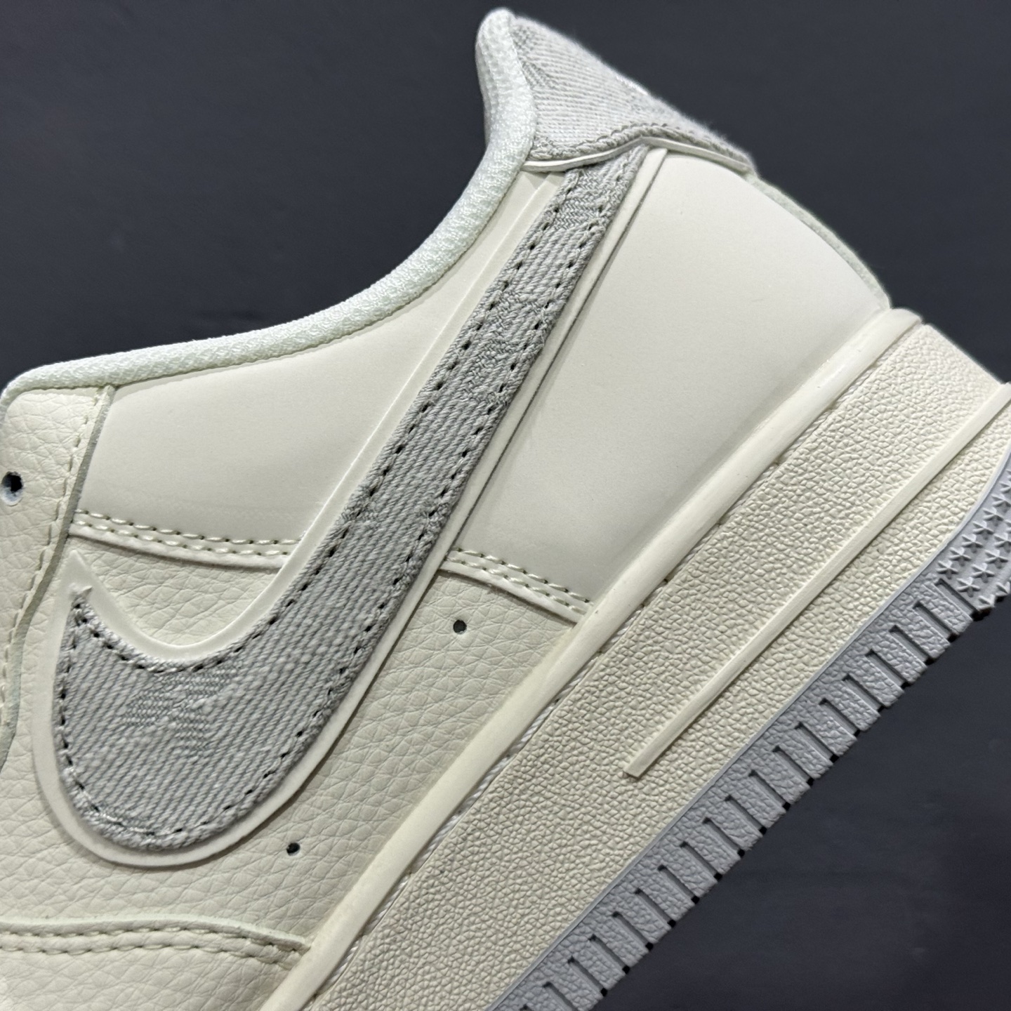 260 NIke Air Force 1 '07 Low “LV联名-米灰牛仔勾”空军一号 低帮 运动鞋 SM6668-103-Chinese UA Cheap High Quatity Brand Clothes Bags handbags Sneakers wholesale wholesaler seller from China Factory suppliers Fashion Clothing Shoes best Quality Beautiful Price 260 NIke Air Force 1 '07 Low “LV联名-米灰牛仔勾”空军一号 低帮 运动鞋 SM6668-103