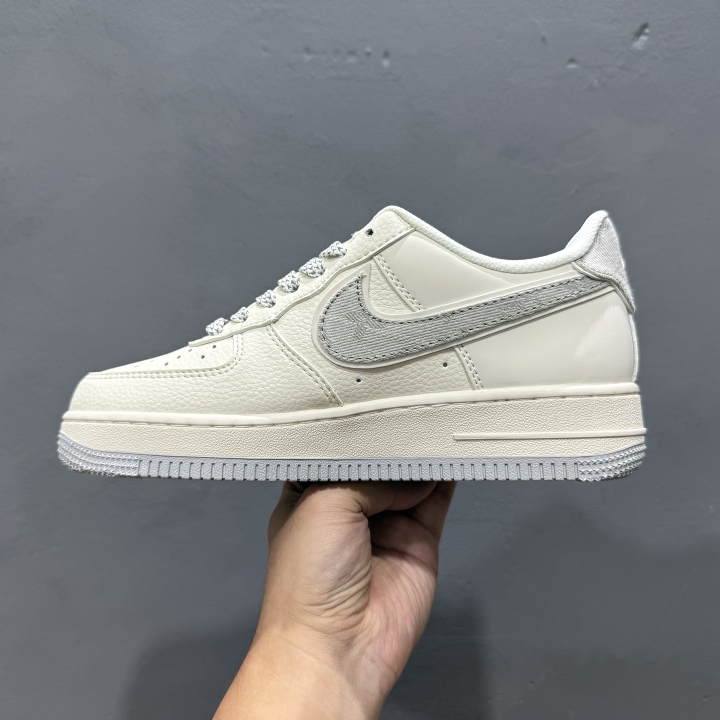 260 NIke Air Force 1 '07 Low “LV联名-米灰牛仔勾”空军一号 低帮 运动鞋 SM6668-103-Chinese UA Cheap High Quatity Brand Clothes Bags handbags Sneakers wholesale wholesaler seller from China Factory suppliers Fashion Clothing Shoes best Quality Beautiful Price 260 NIke Air Force 1 '07 Low “LV联名-米灰牛仔勾”空军一号 低帮 运动鞋 SM6668-103