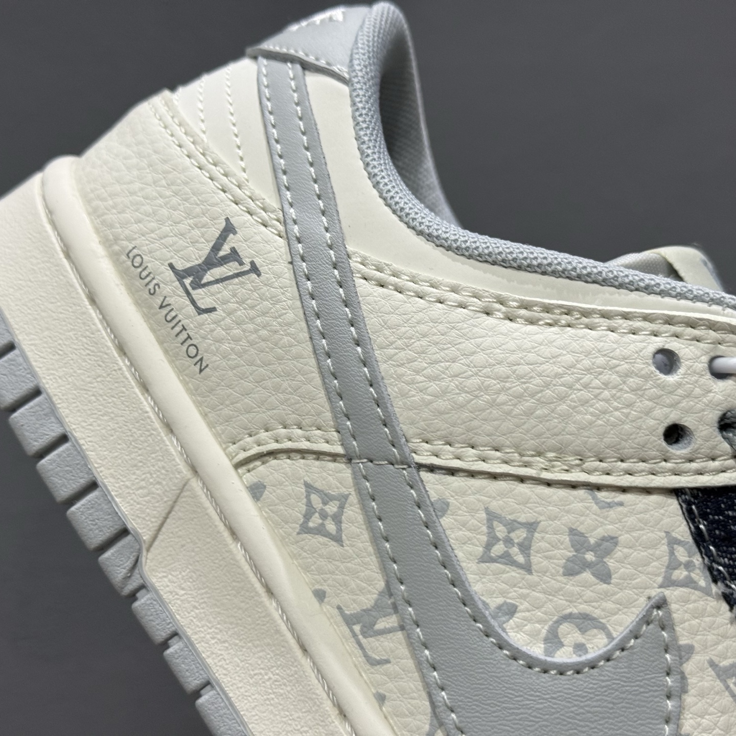 280 Nike Air Dunk LOW 1“LV联名-牛仔蓝灰勾 ”经典牛仔蓝搭配 满天星鞋带 JP1628-018-Chinese UA Cheap High Quatity Brand Clothes Bags handbags Sneakers wholesale wholesaler seller from China Factory suppliers Fashion Clothing Shoes best Quality Beautiful Price 280 Nike Air Dunk LOW 1“LV联名-牛仔蓝灰勾 ”经典牛仔蓝搭配 满天星鞋带 JP1628-018