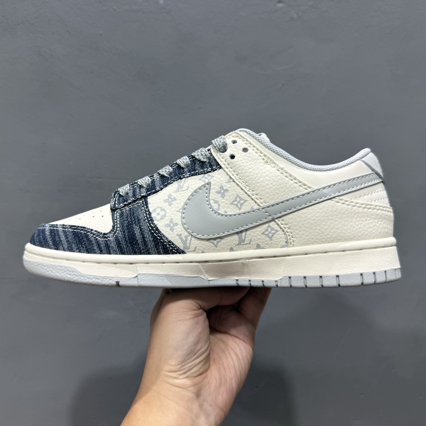 280 Nike Air Dunk LOW 1“LV联名-牛仔蓝灰勾 ”经典牛仔蓝搭配 满天星鞋带 JP1628-018-Chinese UA Cheap High Quatity Brand Clothes Bags handbags Sneakers wholesale wholesaler seller from China Factory suppliers Fashion Clothing Shoes best Quality Beautiful Price 280 Nike Air Dunk LOW 1“LV联名-牛仔蓝灰勾 ”经典牛仔蓝搭配 满天星鞋带 JP1628-018