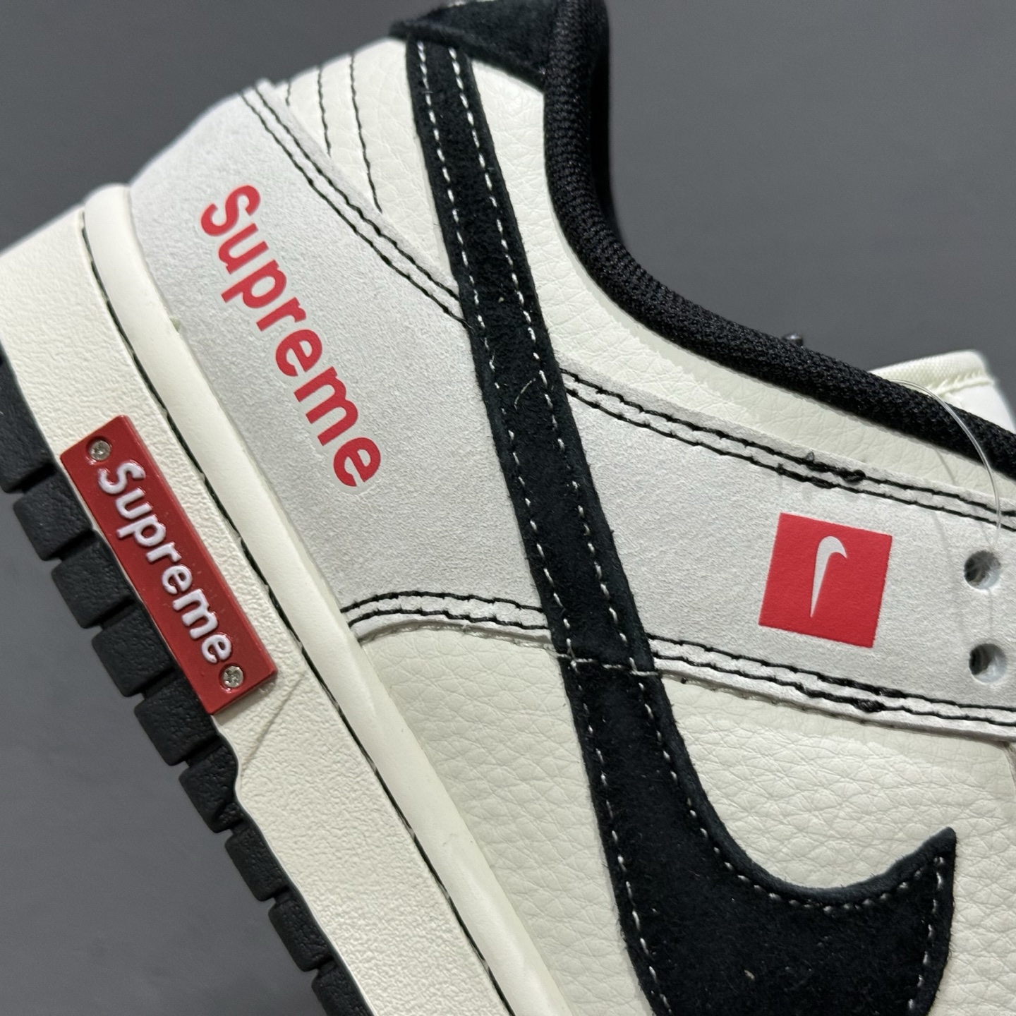 220 Nike SB Dunk Low Supreme联名 MM1089-019-Chinese UA Cheap High Quatity Brand Clothes Bags handbags Sneakers wholesale wholesaler seller from China Factory suppliers Fashion Clothing Shoes best Quality Beautiful Price 220 Nike SB Dunk Low Supreme联名 MM1089-019