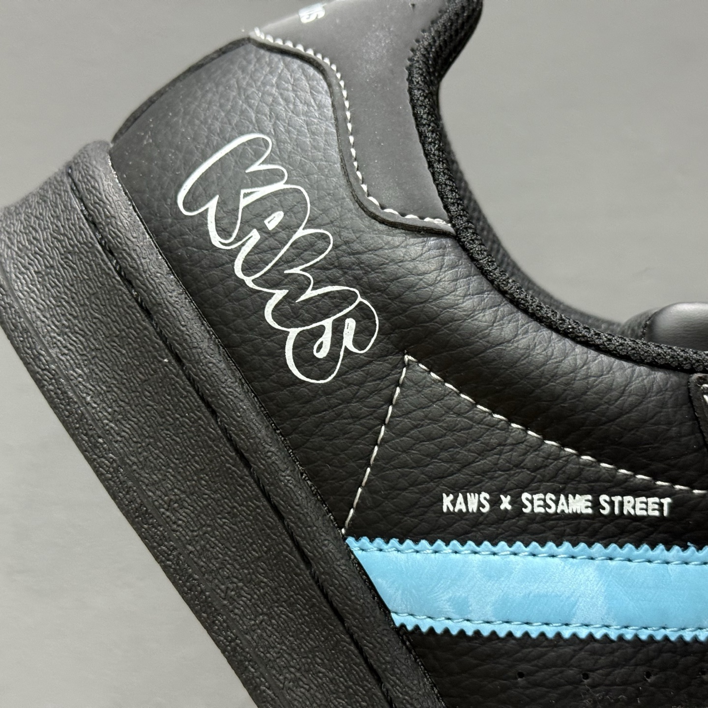 240 ＃纯原 CLOT x AD Originals Supertar#贝壳头KAWS联名限定 贴合柔软皮料蓝绿橙三道杠配色 BZ2533