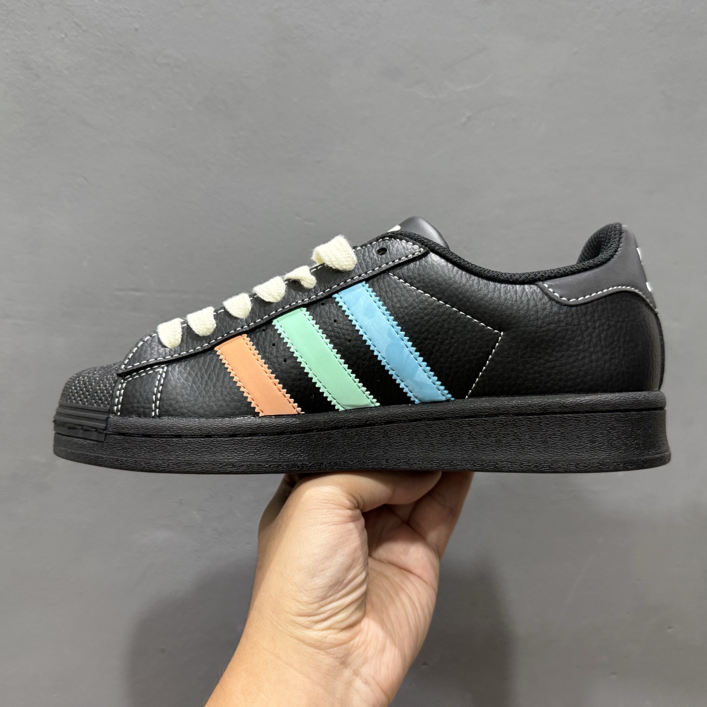 240 ＃纯原 CLOT x AD Originals Supertar#贝壳头KAWS联名限定 贴合柔软皮料蓝绿橙三道杠配色 BZ2533