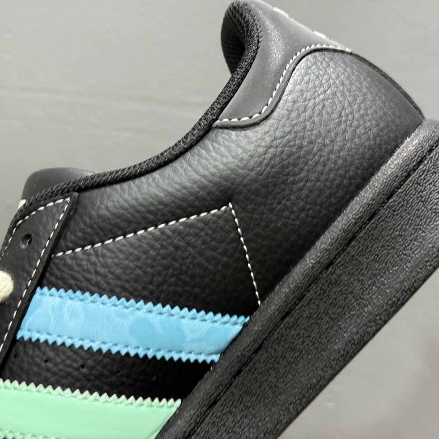 240 ＃纯原 CLOT x AD Originals Supertar#贝壳头KAWS联名限定 贴合柔软皮料蓝绿橙三道杠配色 BZ2533