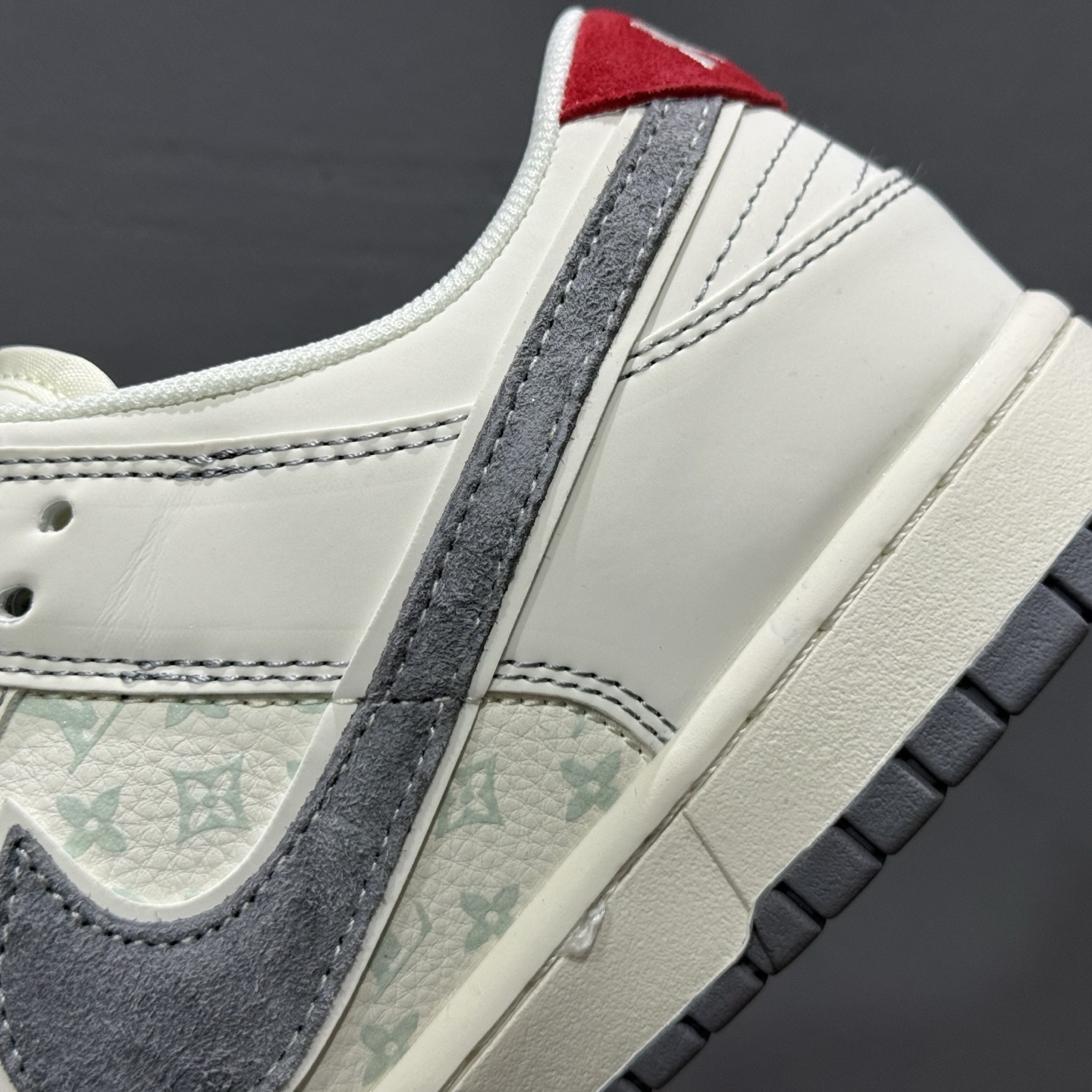 280 Nike SB Dunk Low LV 灰勾底红尾 周年高端定制 低帮休闲板鞋 YX5066-360-Chinese UA Cheap High Quatity Brand Clothes Bags handbags Sneakers wholesale wholesaler seller from China Factory suppliers Fashion Clothing Shoes best Quality Beautiful Price 280 Nike SB Dunk Low LV 灰勾底红尾 周年高端定制 低帮休闲板鞋 YX5066-360