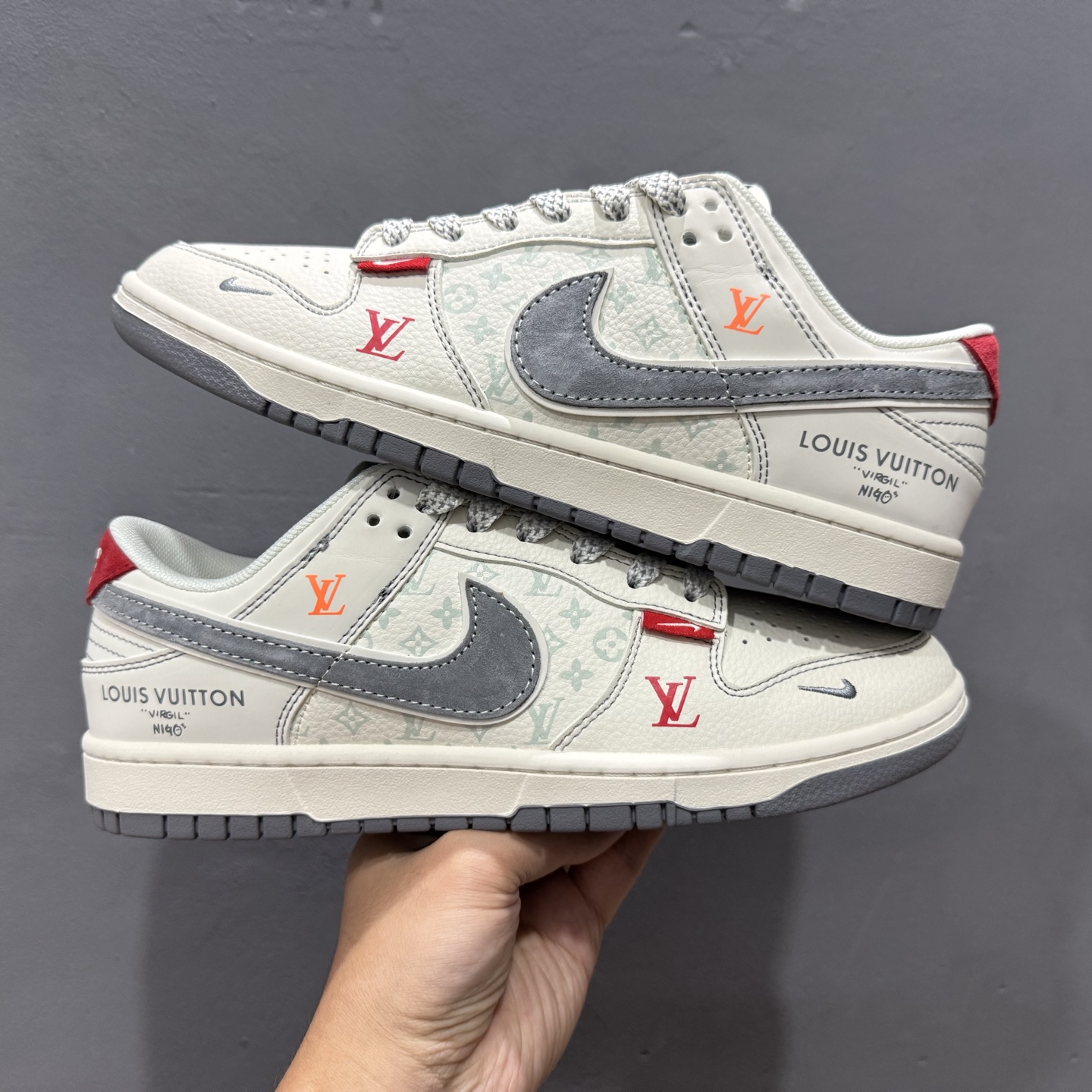 280 Nike SB Dunk Low LV 灰勾底红尾 周年高端定制 低帮休闲板鞋 YX5066-360-Chinese UA Cheap High Quatity Brand Clothes Bags handbags Sneakers wholesale wholesaler seller from China Factory suppliers Fashion Clothing Shoes best Quality Beautiful Price 280 Nike SB Dunk Low LV 灰勾底红尾 周年高端定制 低帮休闲板鞋 YX5066-360