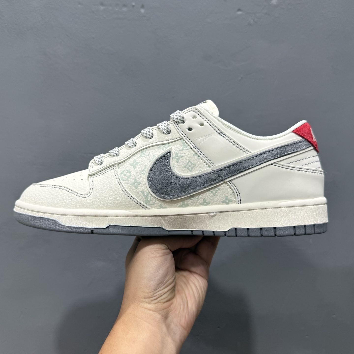 280 Nike SB Dunk Low LV 灰勾底红尾 周年高端定制 低帮休闲板鞋 YX5066-360-Chinese UA Cheap High Quatity Brand Clothes Bags handbags Sneakers wholesale wholesaler seller from China Factory suppliers Fashion Clothing Shoes best Quality Beautiful Price 280 Nike SB Dunk Low LV 灰勾底红尾 周年高端定制 低帮休闲板鞋 YX5066-360