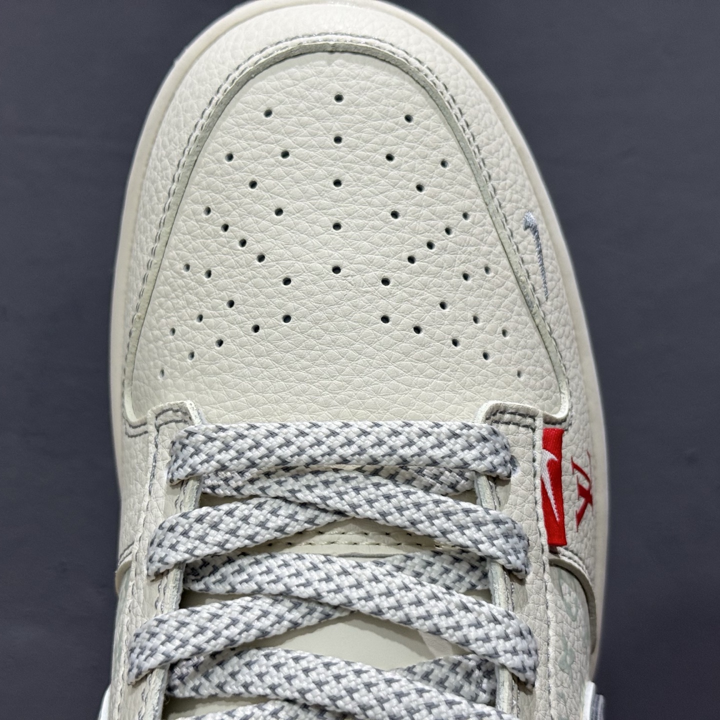 280 Nike SB Dunk Low LV 灰勾底红尾 周年高端定制 低帮休闲板鞋 YX5066-360-Chinese UA Cheap High Quatity Brand Clothes Bags handbags Sneakers wholesale wholesaler seller from China Factory suppliers Fashion Clothing Shoes best Quality Beautiful Price 280 Nike SB Dunk Low LV 灰勾底红尾 周年高端定制 低帮休闲板鞋 YX5066-360