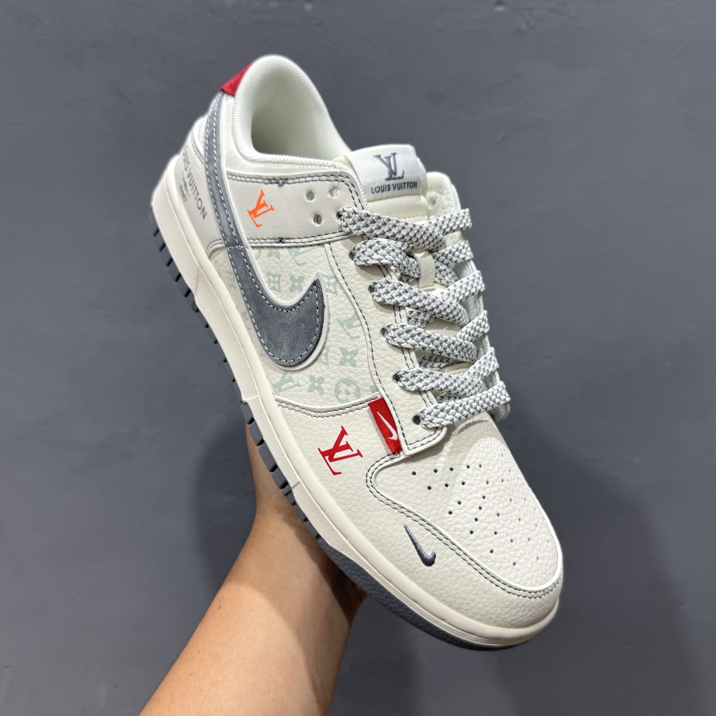 280 Nike SB Dunk Low LV 灰勾底红尾 周年高端定制 低帮休闲板鞋 YX5066-360-Chinese UA Cheap High Quatity Brand Clothes Bags handbags Sneakers wholesale wholesaler seller from China Factory suppliers Fashion Clothing Shoes best Quality Beautiful Price 280 Nike SB Dunk Low LV 灰勾底红尾 周年高端定制 低帮休闲板鞋 YX5066-360