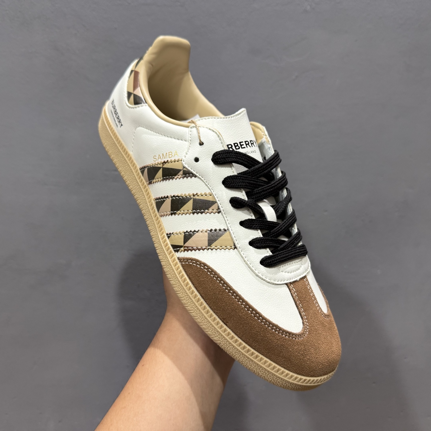220 Adidas Originals Samba OG ‘DIY’桑巴舞系列-巴宝莉联名 夏季时尚百搭低帮休闲运动板鞋 白棕 GJ75806-Chinese UA Cheap High Quatity Brand Clothes Bags handbags Sneakers wholesale wholesaler seller from China Factory suppliers Fashion Clothing Shoes best Quality Beautiful Price 220 Adidas Originals Samba OG ‘DIY’桑巴舞系列-巴宝莉联名 夏季时尚百搭低帮休闲运动板鞋 白棕 GJ75806