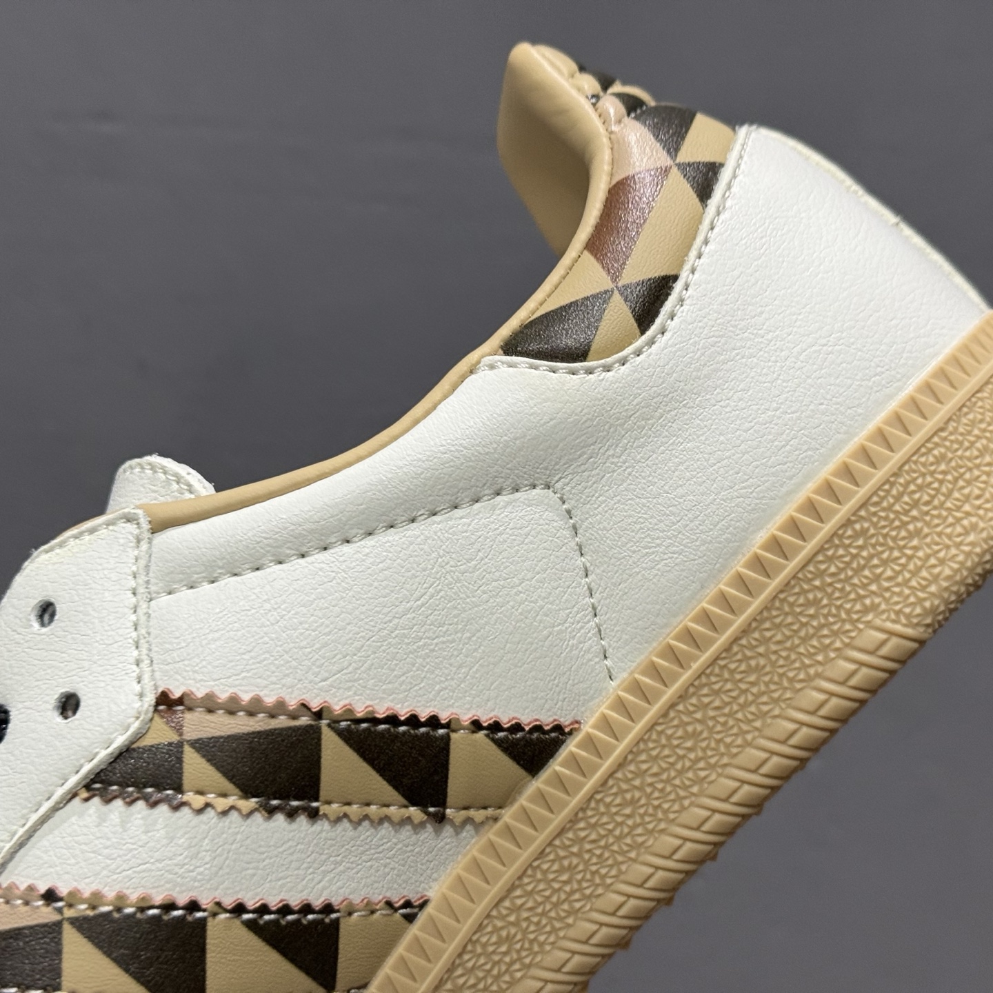 220 Adidas Originals Samba OG ‘DIY’桑巴舞系列-巴宝莉联名 夏季时尚百搭低帮休闲运动板鞋 白棕 GJ75806-Chinese UA Cheap High Quatity Brand Clothes Bags handbags Sneakers wholesale wholesaler seller from China Factory suppliers Fashion Clothing Shoes best Quality Beautiful Price 220 Adidas Originals Samba OG ‘DIY’桑巴舞系列-巴宝莉联名 夏季时尚百搭低帮休闲运动板鞋 白棕 GJ75806