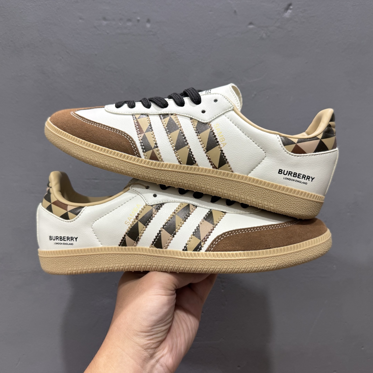 220 Adidas Originals Samba OG ‘DIY’桑巴舞系列-巴宝莉联名 夏季时尚百搭低帮休闲运动板鞋 白棕 GJ75806-Chinese UA Cheap High Quatity Brand Clothes Bags handbags Sneakers wholesale wholesaler seller from China Factory suppliers Fashion Clothing Shoes best Quality Beautiful Price 220 Adidas Originals Samba OG ‘DIY’桑巴舞系列-巴宝莉联名 夏季时尚百搭低帮休闲运动板鞋 白棕 GJ75806